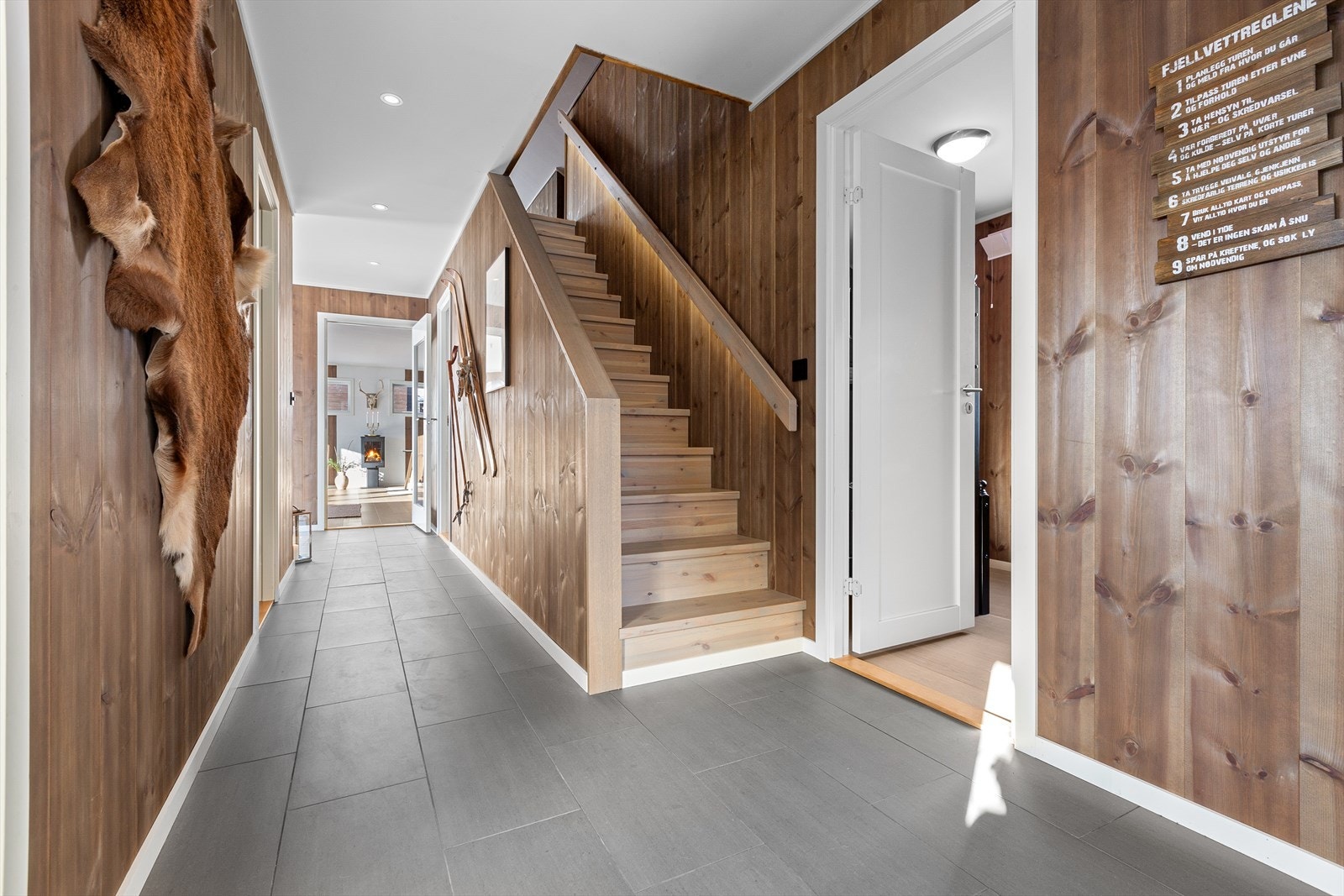Romslig gang med gjennomgående kvalitet i materialvalg Galleribilde