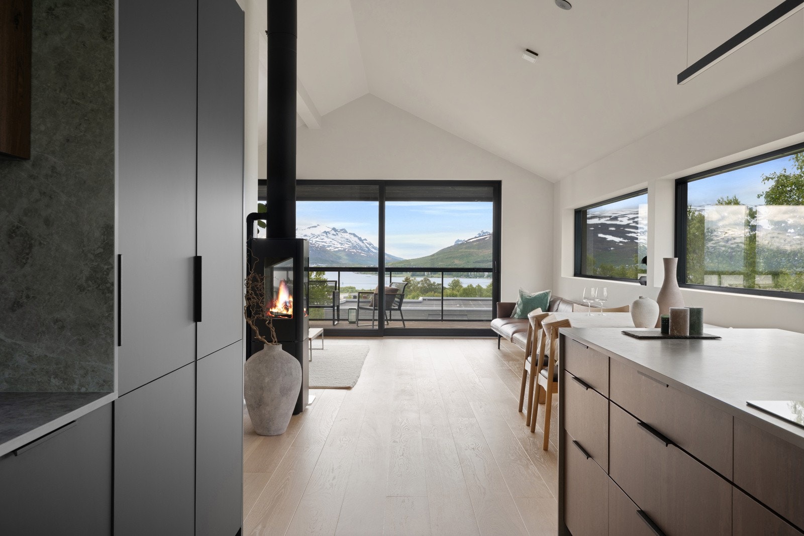 Lekkert designkjøkken levert fra IZI. Integrerte hvitevarer fra Siemens. Galleribilde