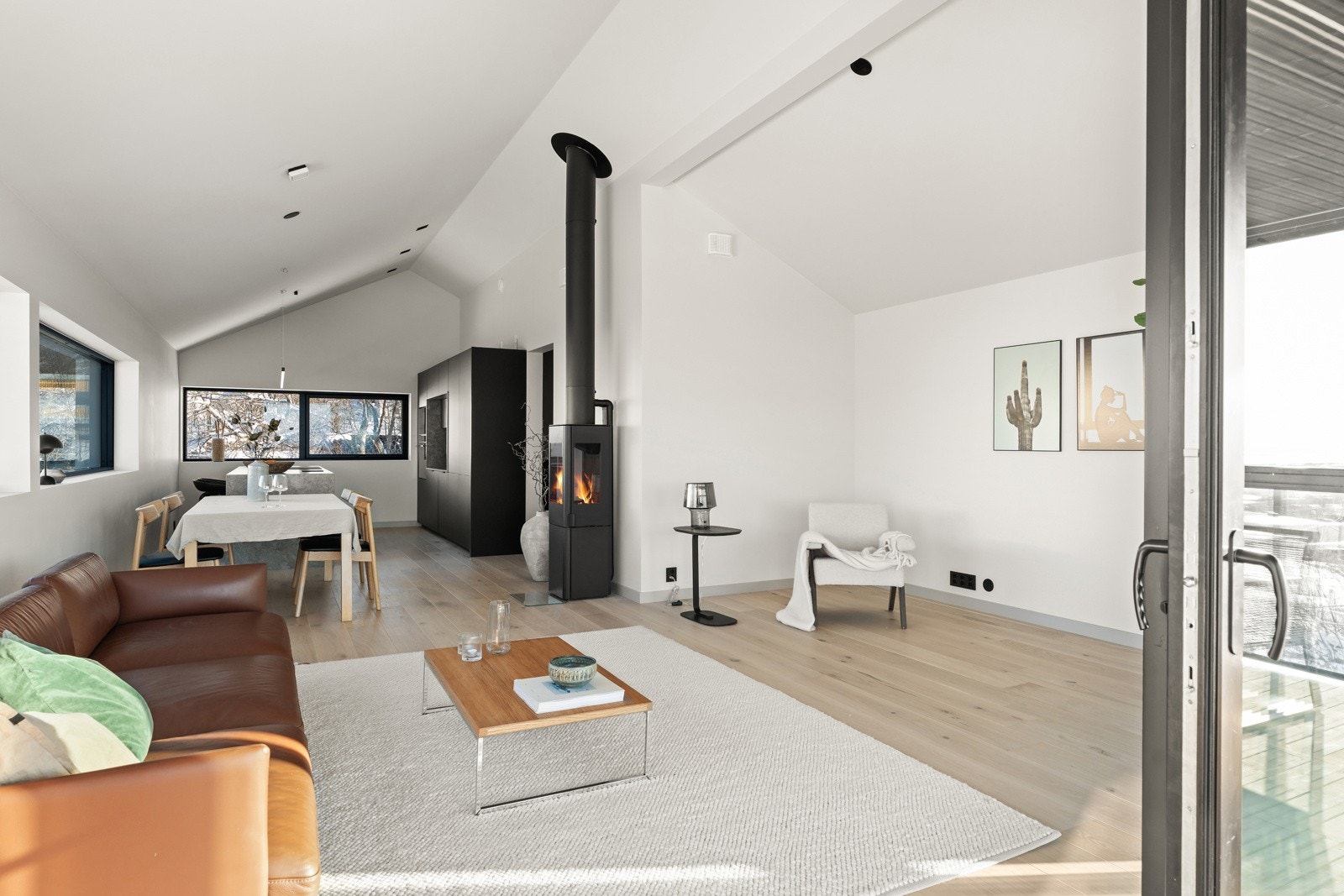 Lys og luftig stue med flere soner for innredning. Galleribilde