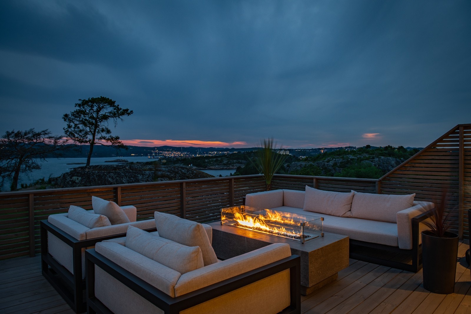 Nydelig terrasse hvor man kan nyte den vidstrakte utsikten både på dagtid og kveldstid. Galleribilde