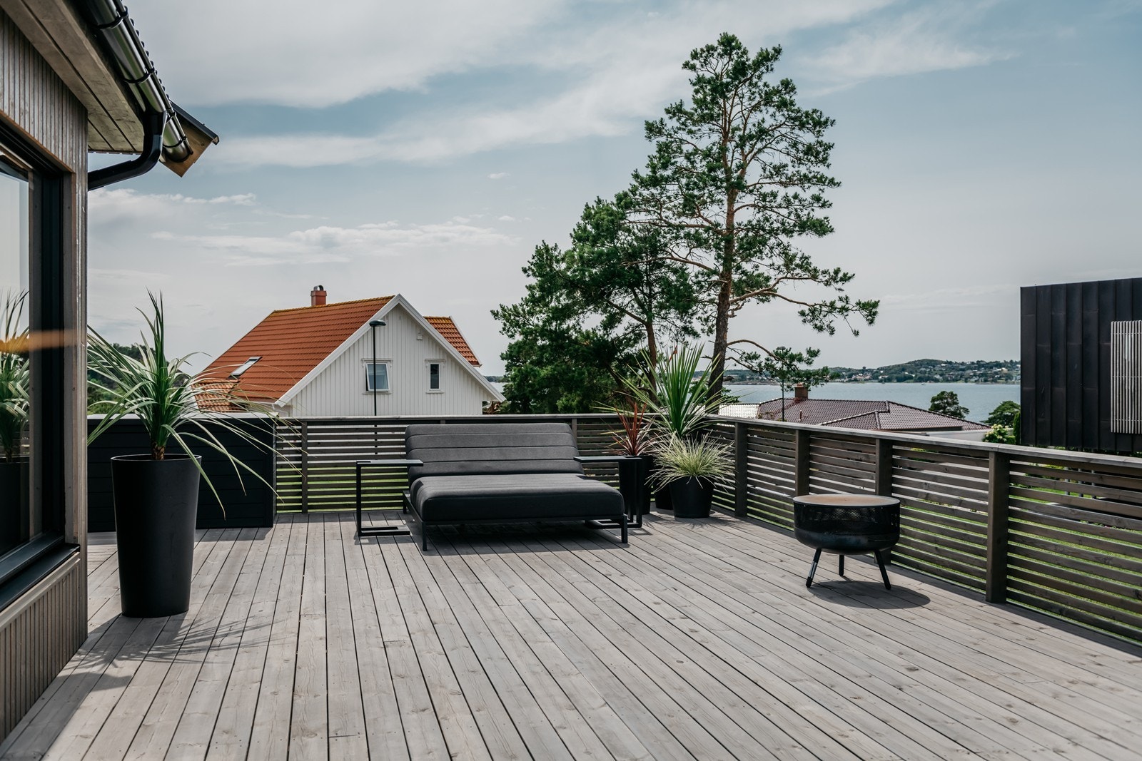 Terrassen har god plass til flere sittegrupper, solsenger og det man måtte ønske Galleribilde