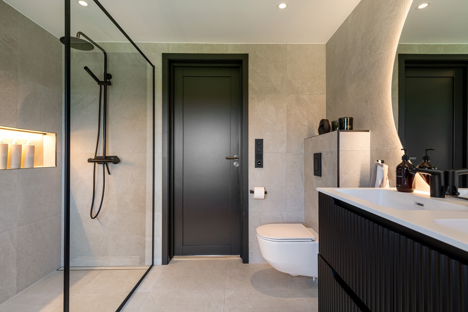 Badet har både dusjnisje og badekar Galleribilde