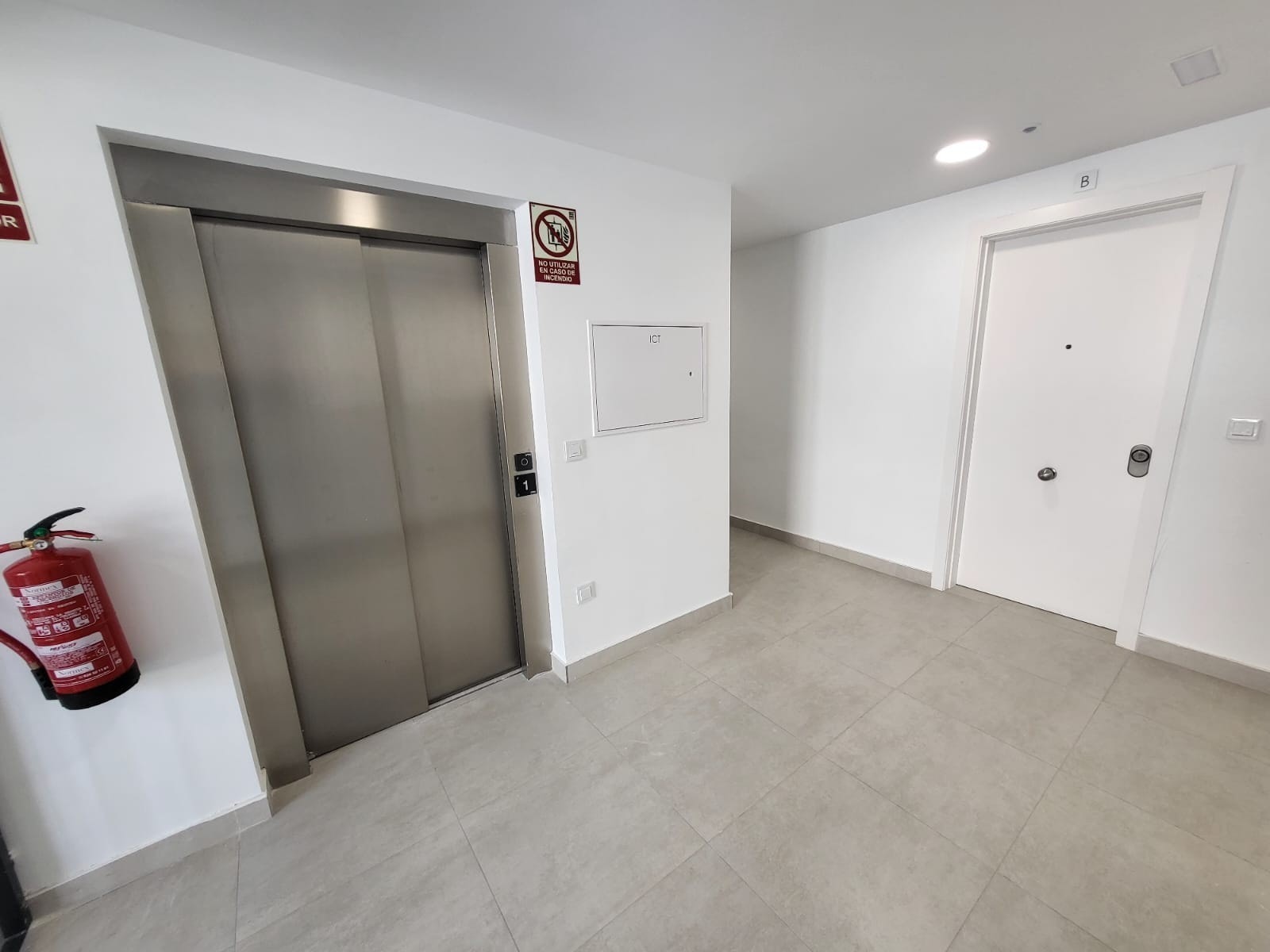 Fra leiligheten er det bare noen steg til heisen fra garasjen. Galleribilde