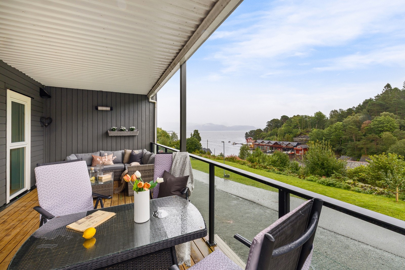 Her kan man fint sitte selv om det skulle komme noen regndråper. Galleribilde