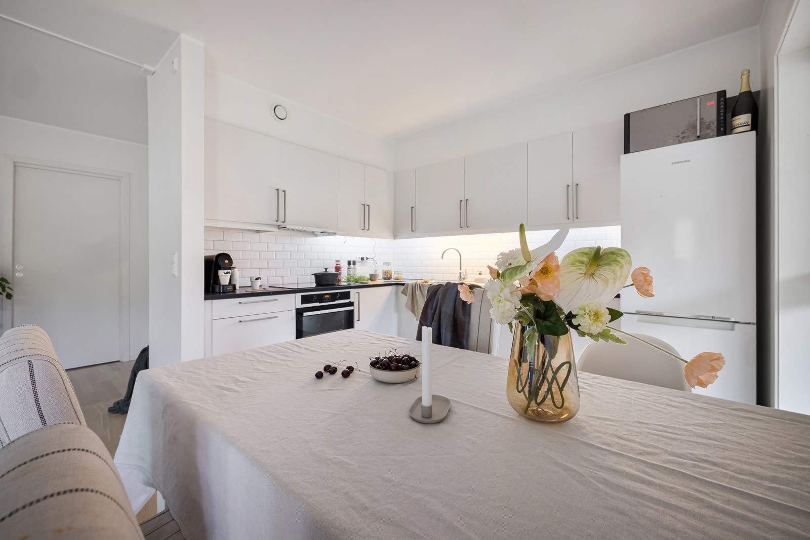 Kjøkkenet har kjøkkeninnredning fra anerkjente HTH med glatte hvite fronter. Galleribilde