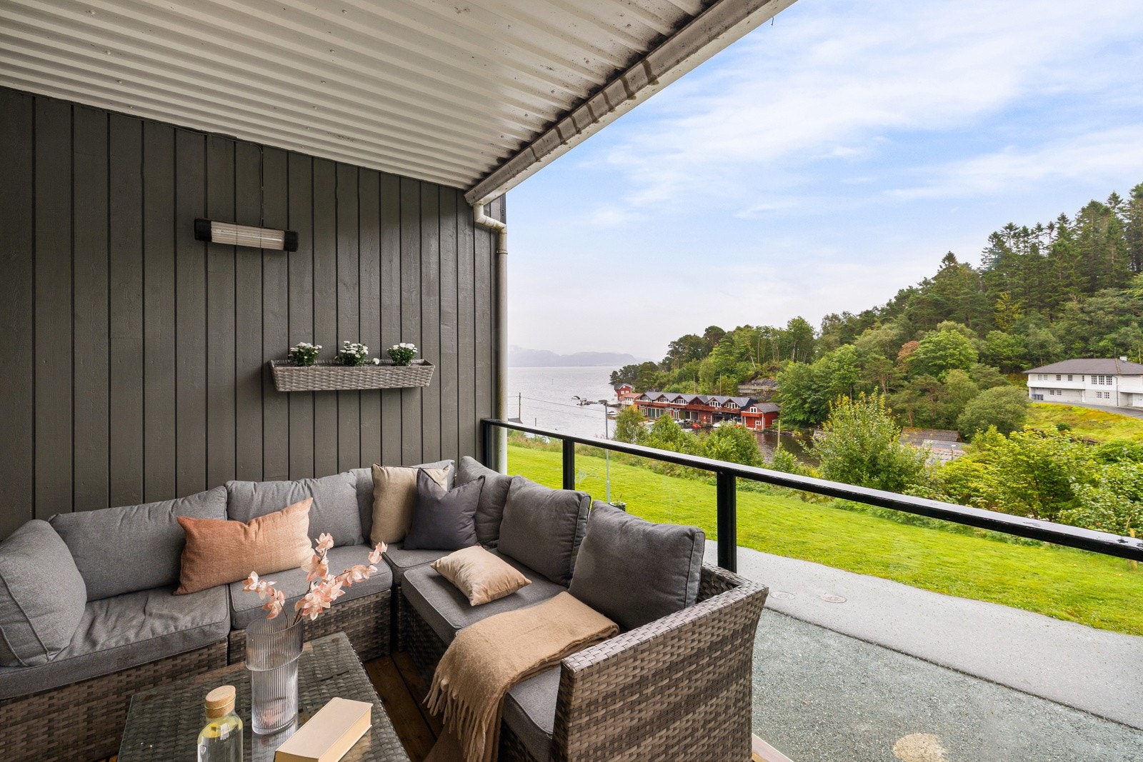 Herlig uteplass som er en fin forlengelse av stuen. Galleribilde