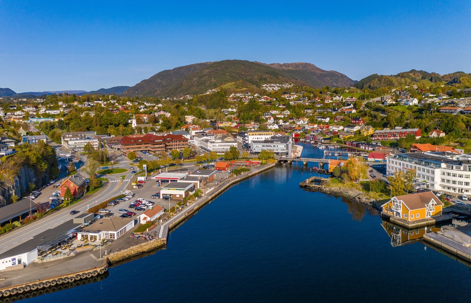 Os sentrum med flott havneområde, flere butikker, restauranter og servicetilbud. Galleribilde
