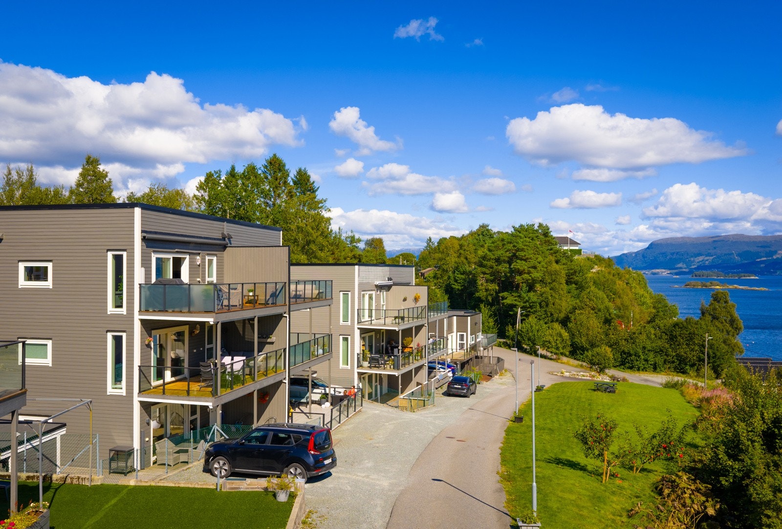 Sameiet består av 30 boligseksjoner fordelt på tre seksmannsboliger og tre firemannsboliger. Galleribilde