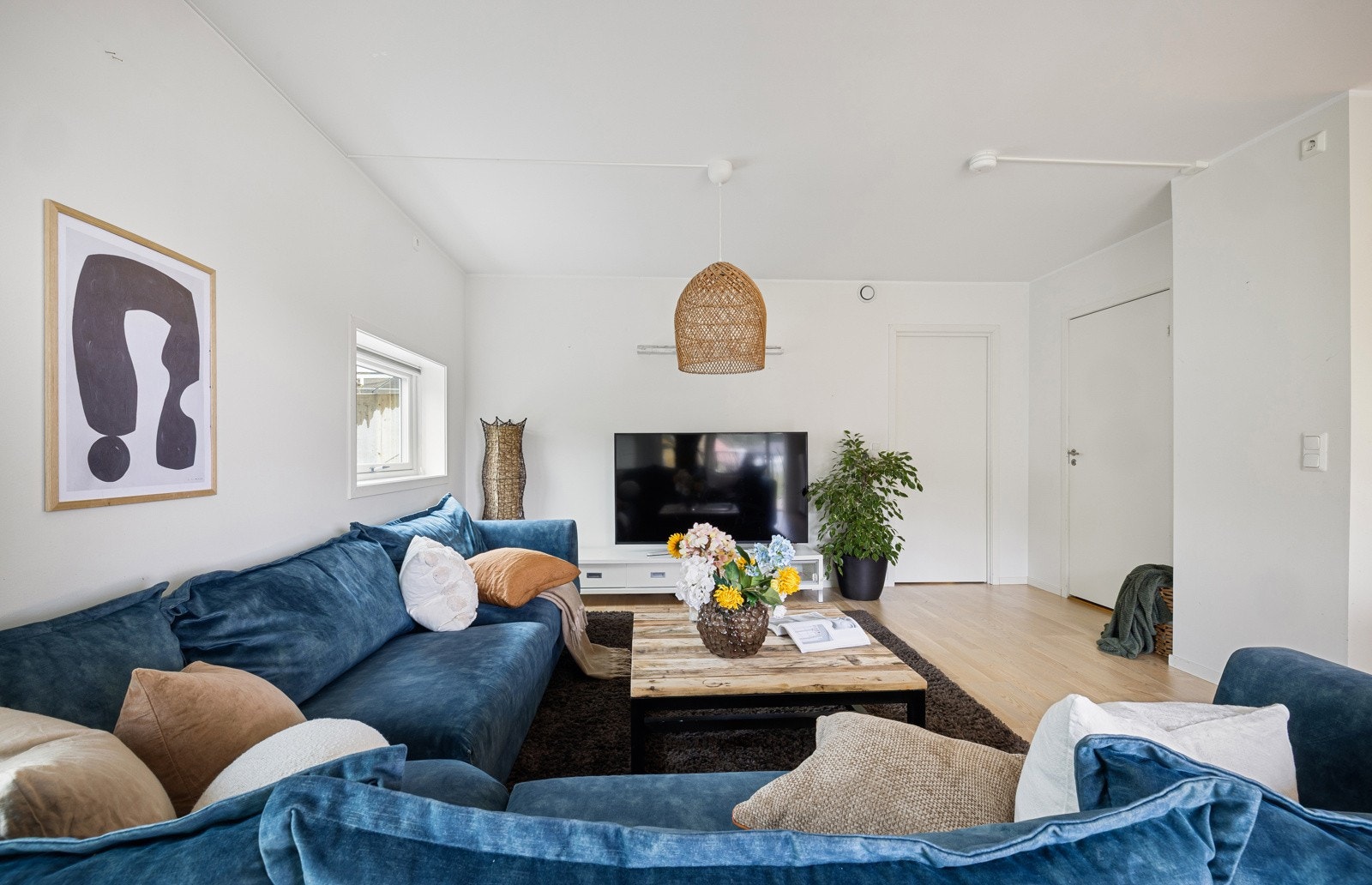 Det er 3-stavs eikeparkett på gulvene i stue/kjøkken og soverommene. Galleribilde