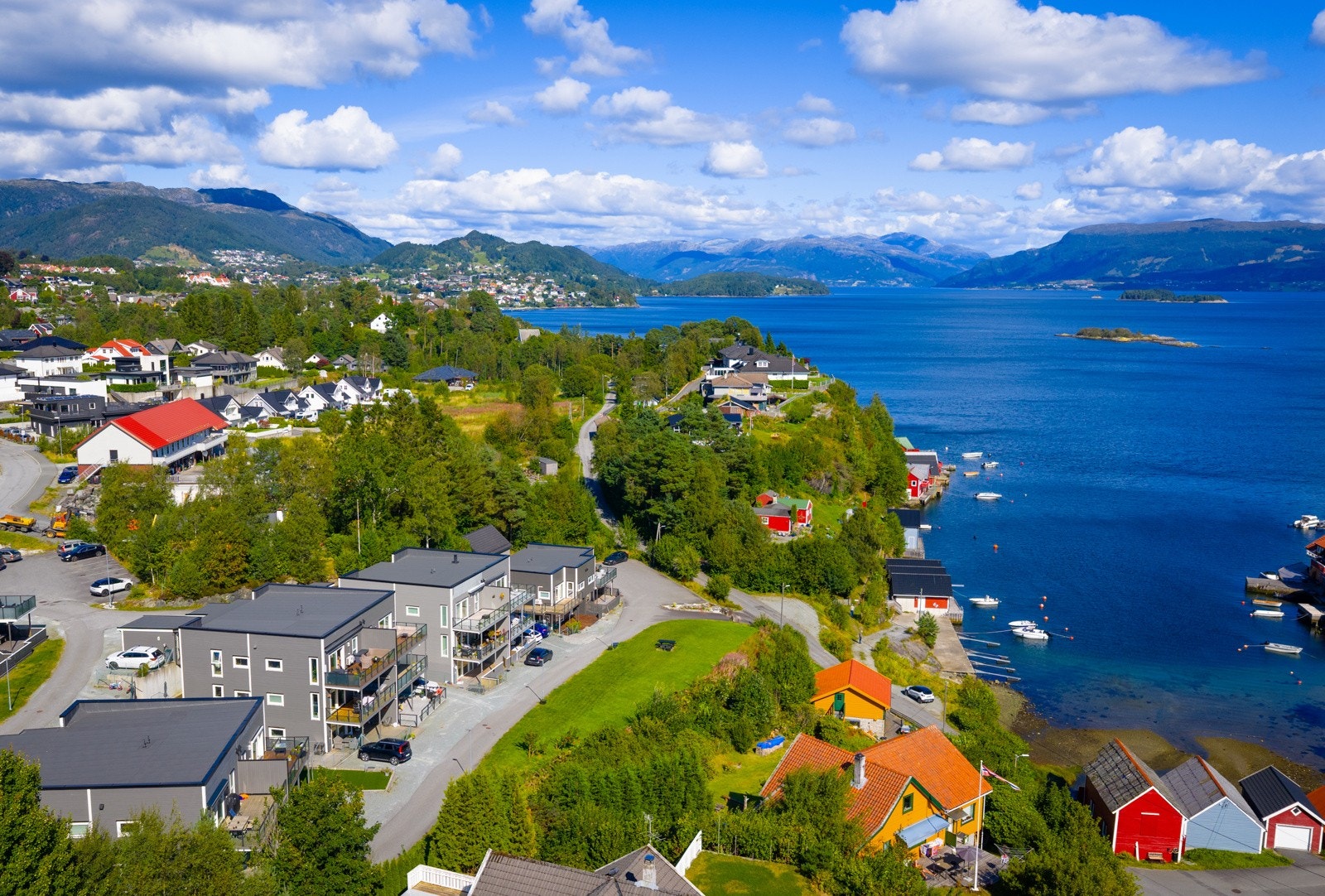 Fra boligen er det kort vei til det meste av fasiliteter og servicetilbud. Galleribilde