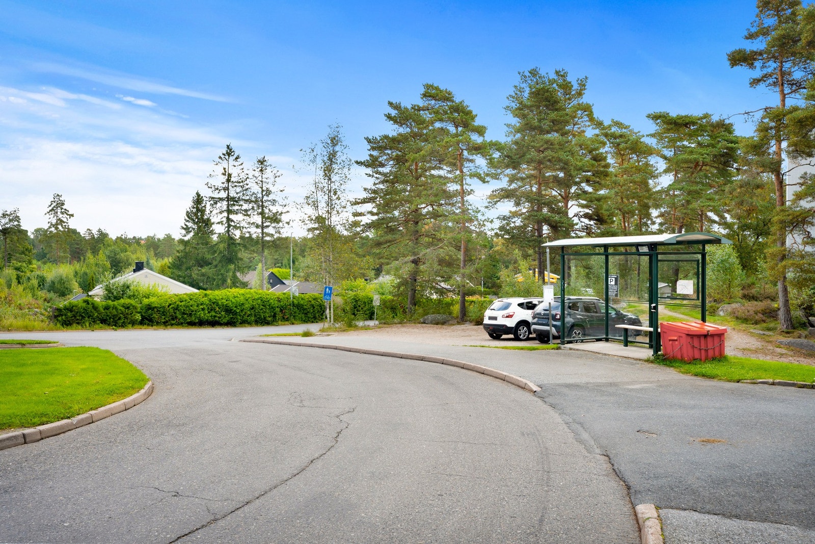 Bussholdeplass rett ved blokka Galleribilde