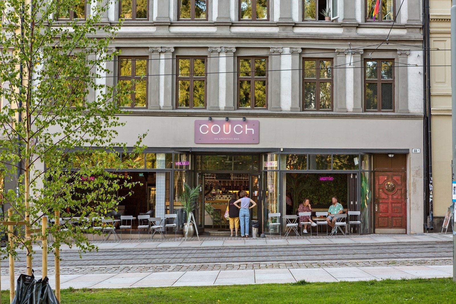 COUCH - en livlig aperitivo-bar rett ved Thorvald Meyers gate 16B. Nyt uteservering og god stemning i hjertet av Grünerløkka. Galleribilde