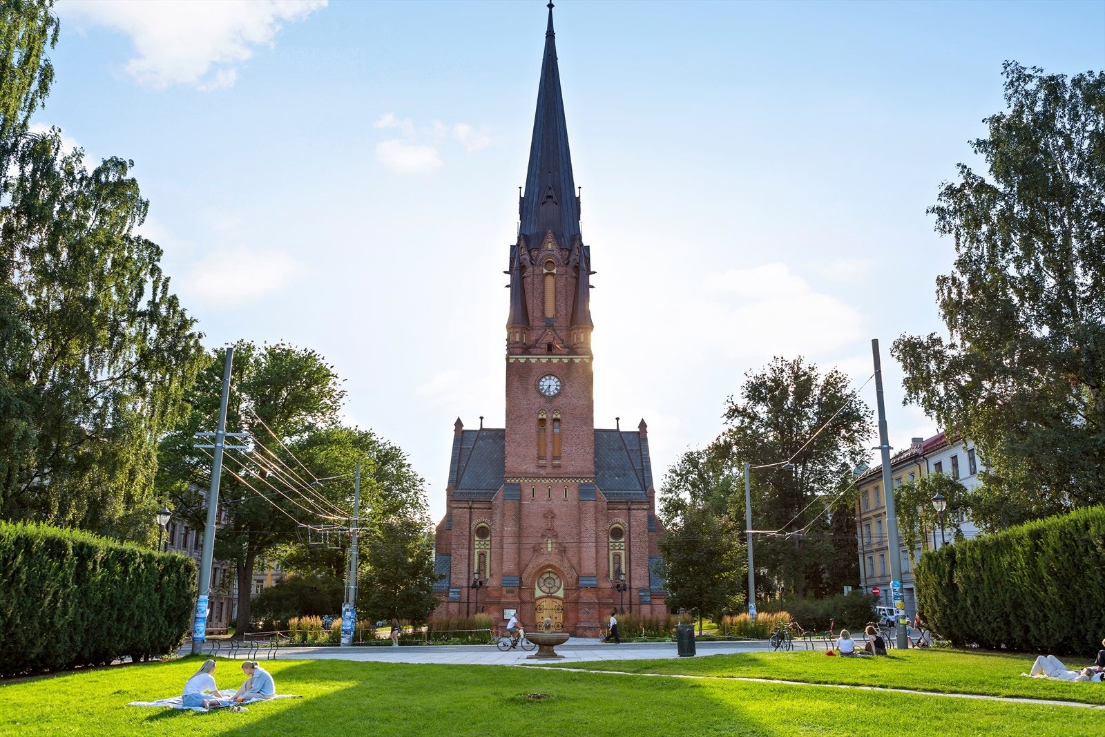 Paulus kirke - et arkitektonisk landemerke ved Birkelunden, med sitt karakteristiske tårn og historiske atmosfære. Galleribilde