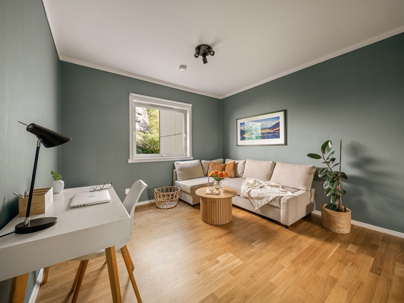 Det andre soverommet har også god plass til dobbeltseng, skrivebord og mye lagringsplass. Galleribilde