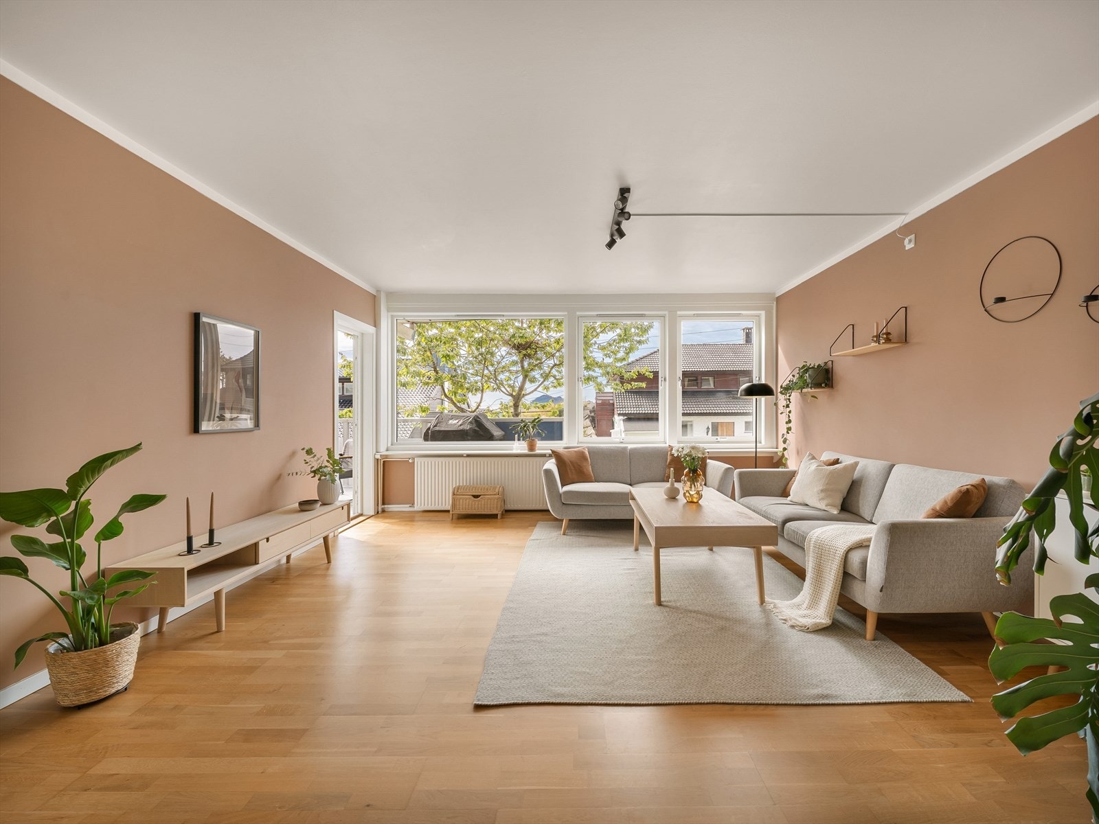 Stuen er romslig og måler ca. 25 m². Galleribilde