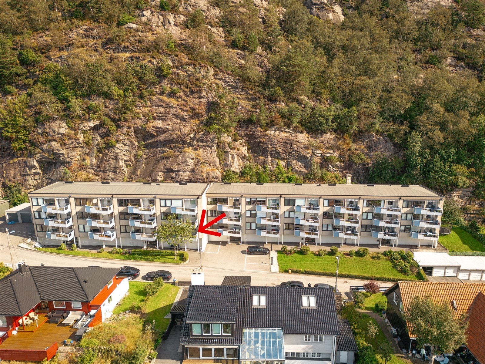 Leiligheten har fin beliggenhet i høy 1. etasje (2. fra gateplan). Galleribilde