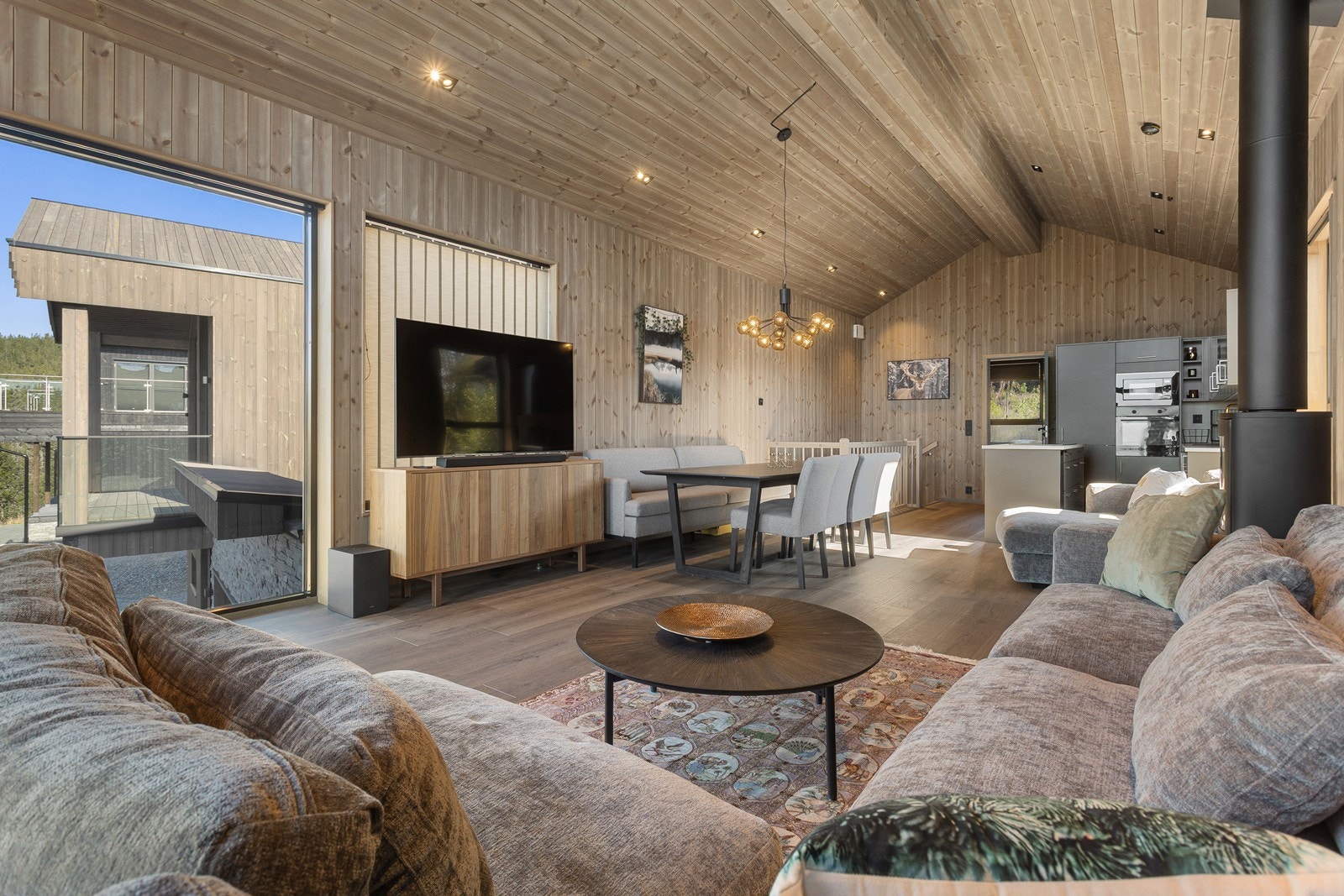 Innvendig fremstår boligen med moderne og slitesterke overflater. Gulvene har laminat, veggene og takene er kledd med trepanel. Galleribilde