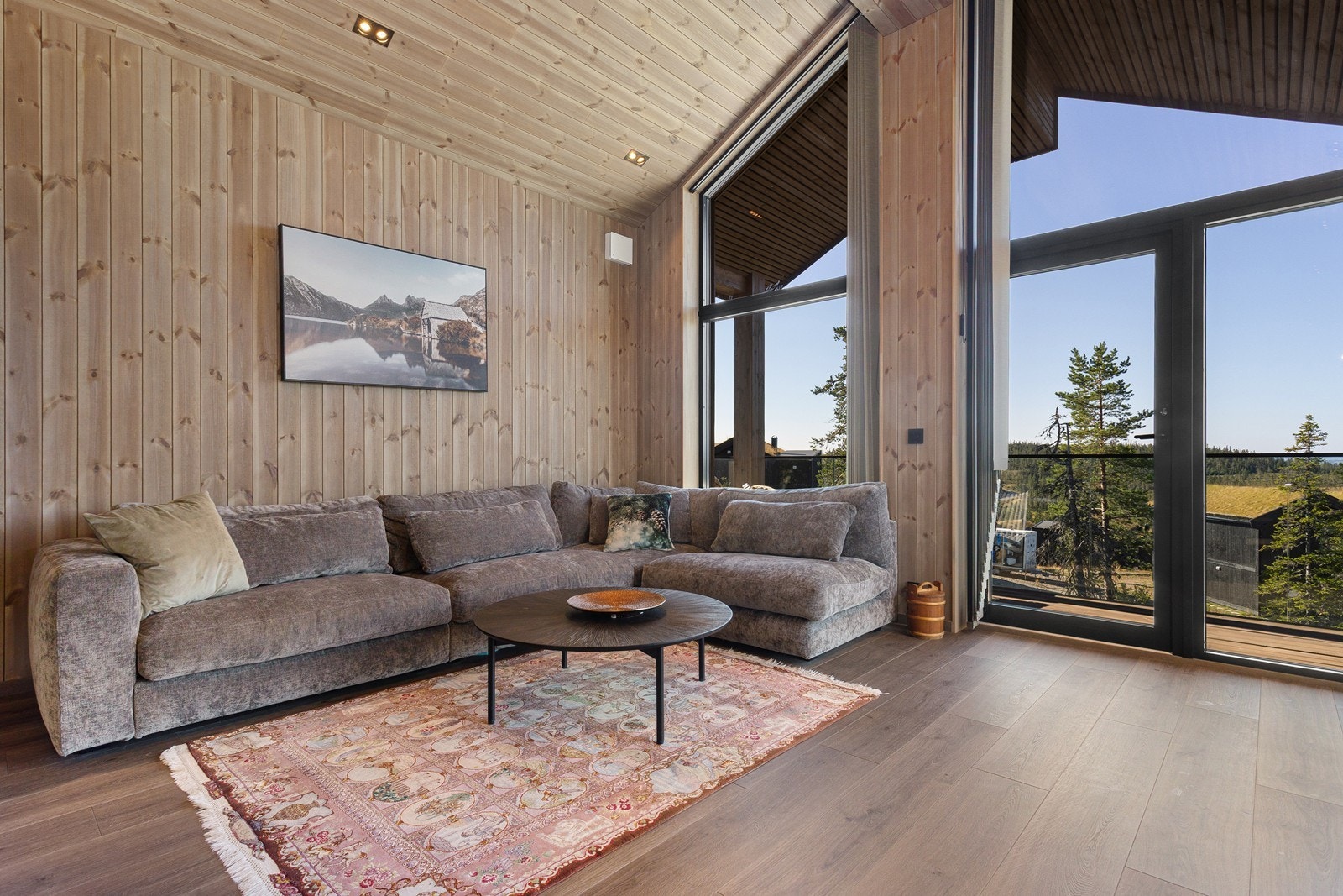 Den åpne løsningen skaper et sosialt allrom og gir mulighet for ulike soner, med både sofa- og spisegruppe. Galleribilde