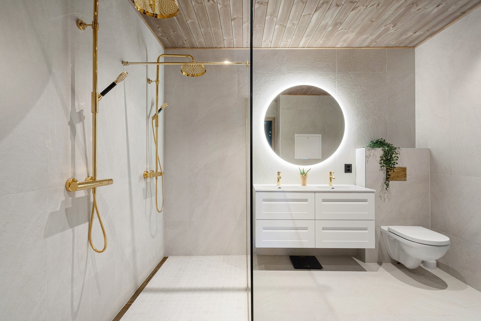 Badet i 1. etasje har dobbel servant, speil med integrert belysning, vegghengt toalett og eksklusivt dusjområde med doble dusjer. Galleribilde