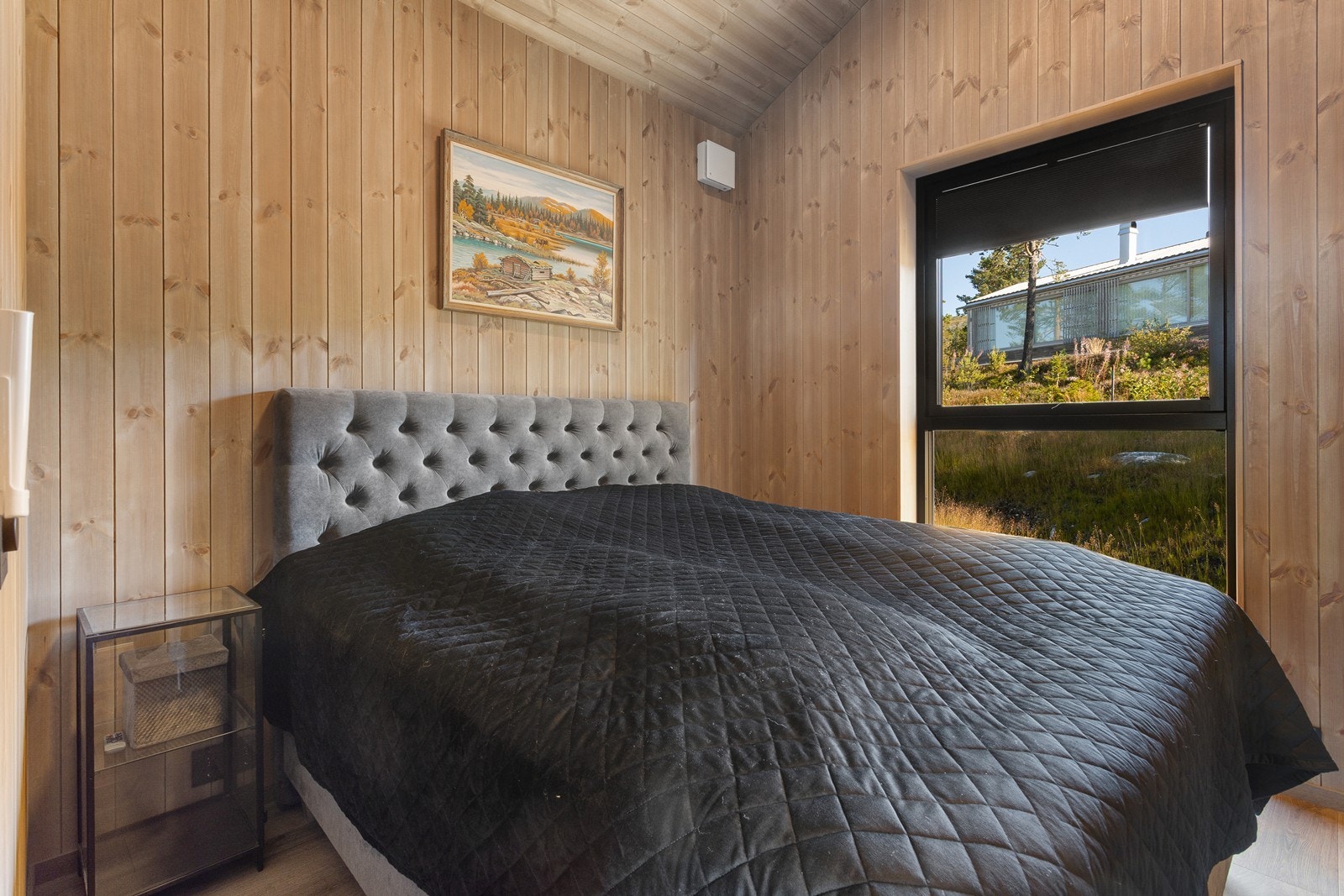 Hovedsoverommet ligger i 2. etasje med direkte tilgang til eget bad noe som skaper en innbydende og privat mastersuite. Galleribilde