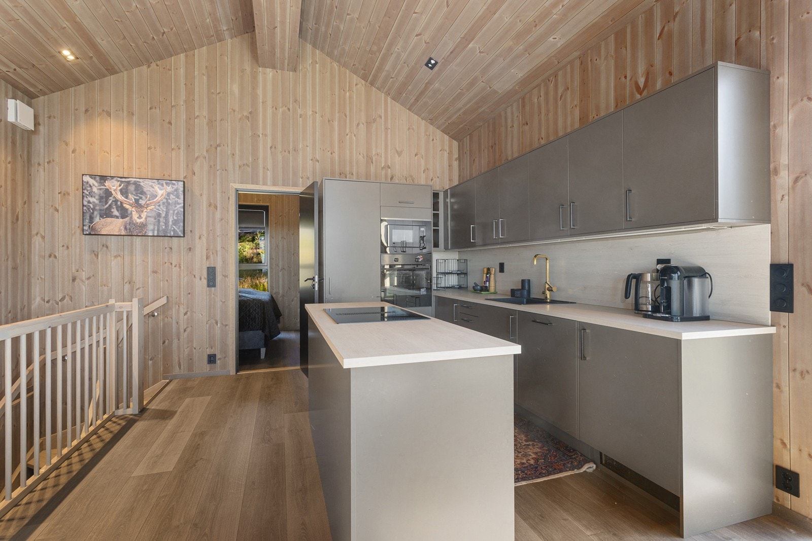 Innredningen byr på en praktisk kjøkkenøy, gode arbeidsflater og godt med oppbevaring. Galleribilde