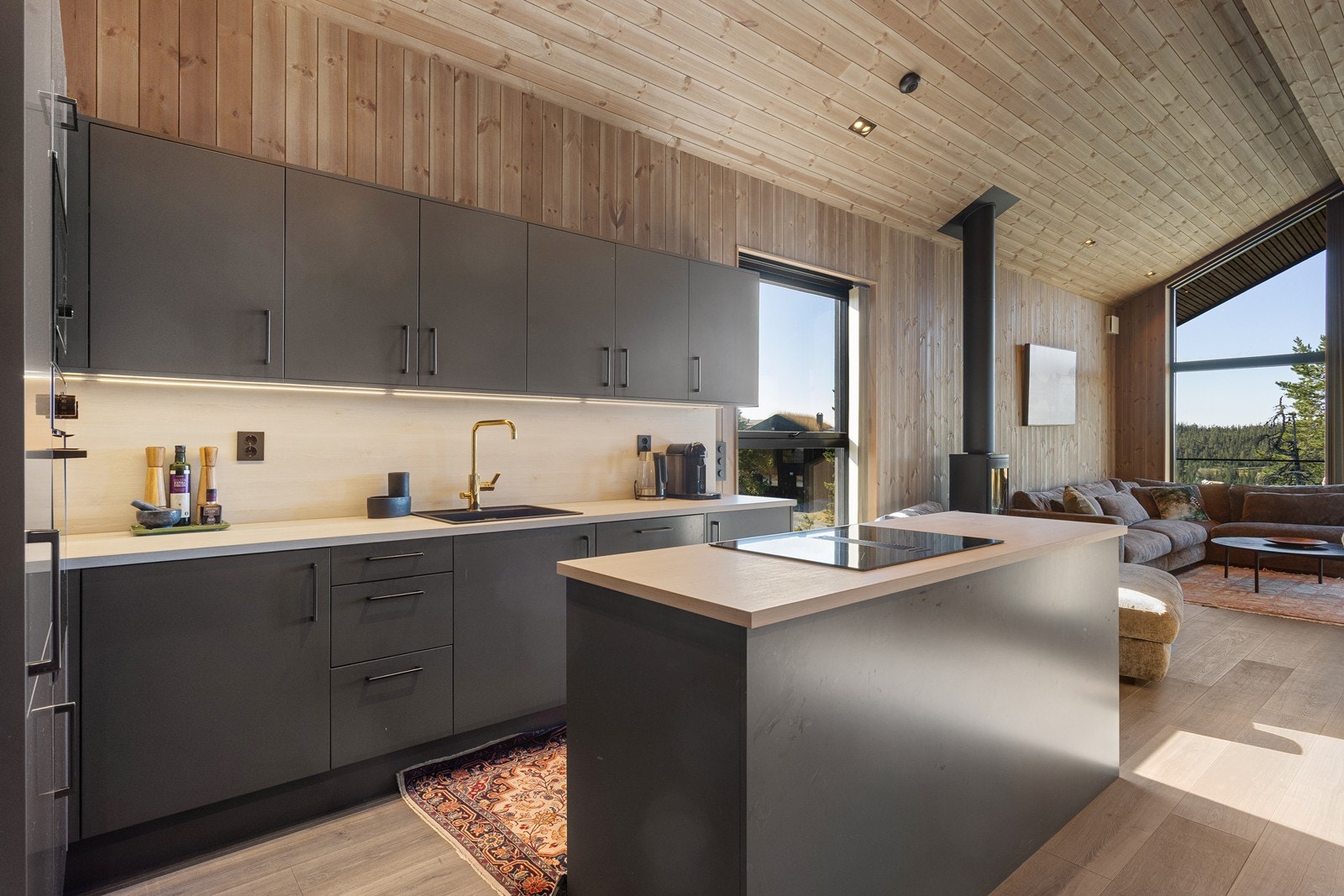 Kjøkkenet har en moderne og godt utstyrt innredning med glatte fronter. Galleribilde