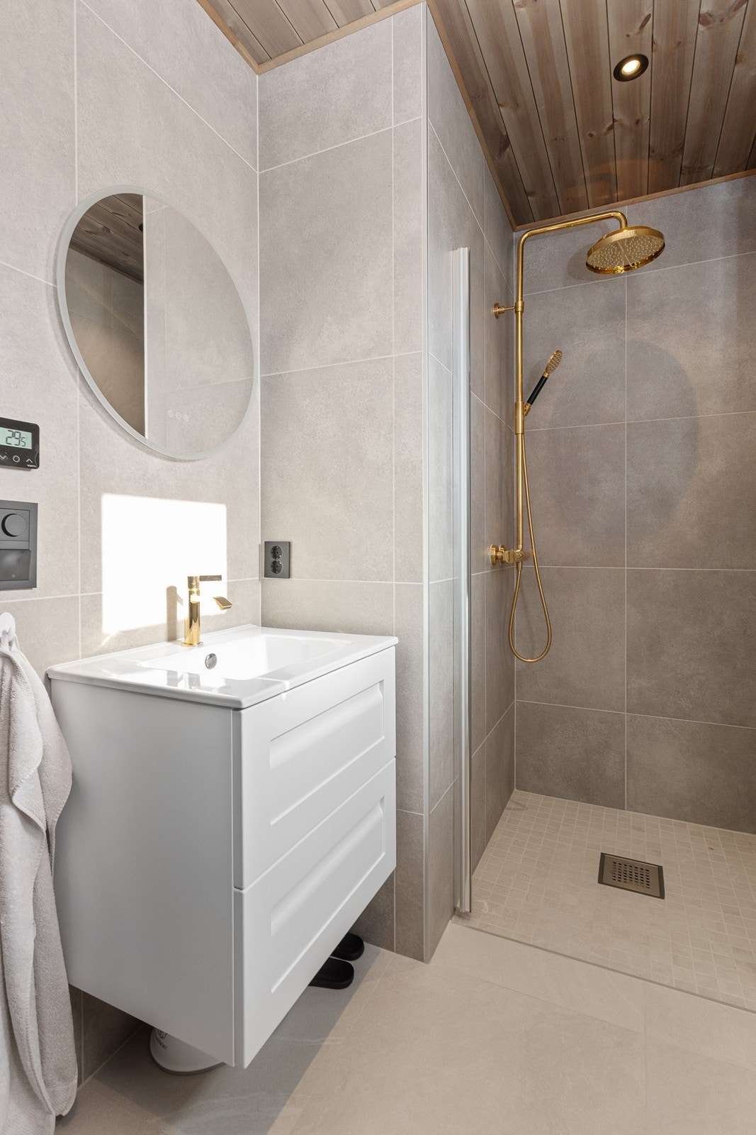 Badet i 2. etasje er utstyrt med innredning med servant, speil med integrert belysning, vegghengt toalett, dusjhjørne og elektrisk gulvvarme. Galleribilde