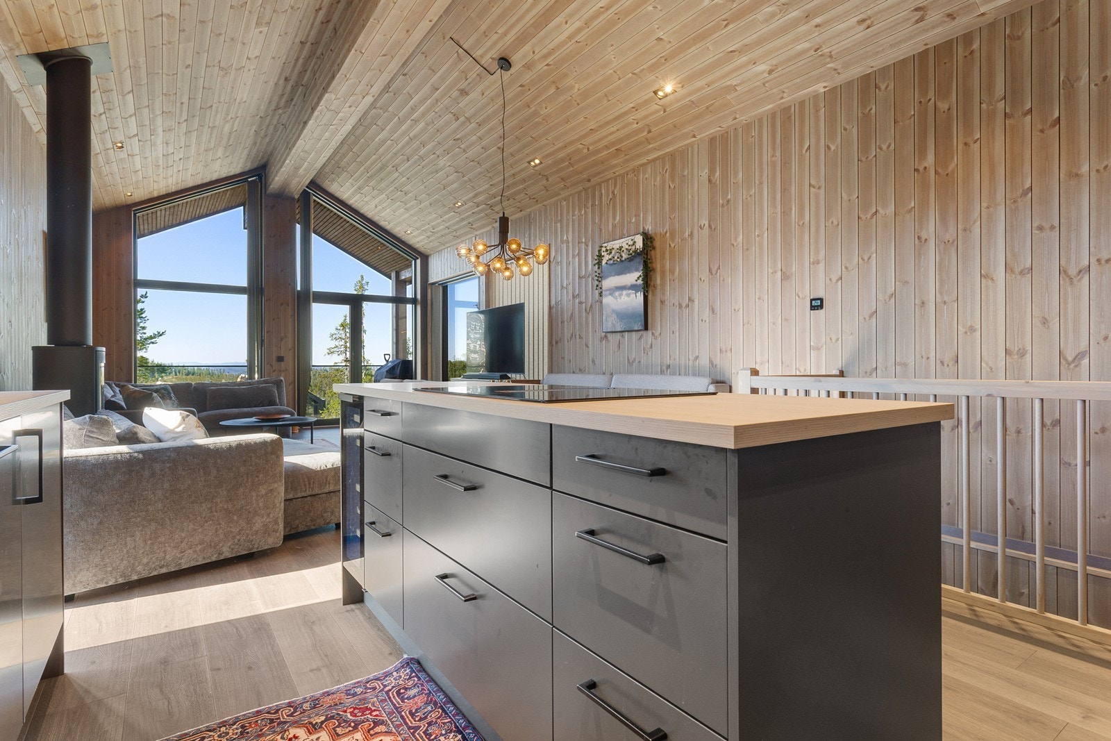 Kjøkkenøya har også et integrert vinskap - en smakfull detalj for vinentusiasten. Galleribilde