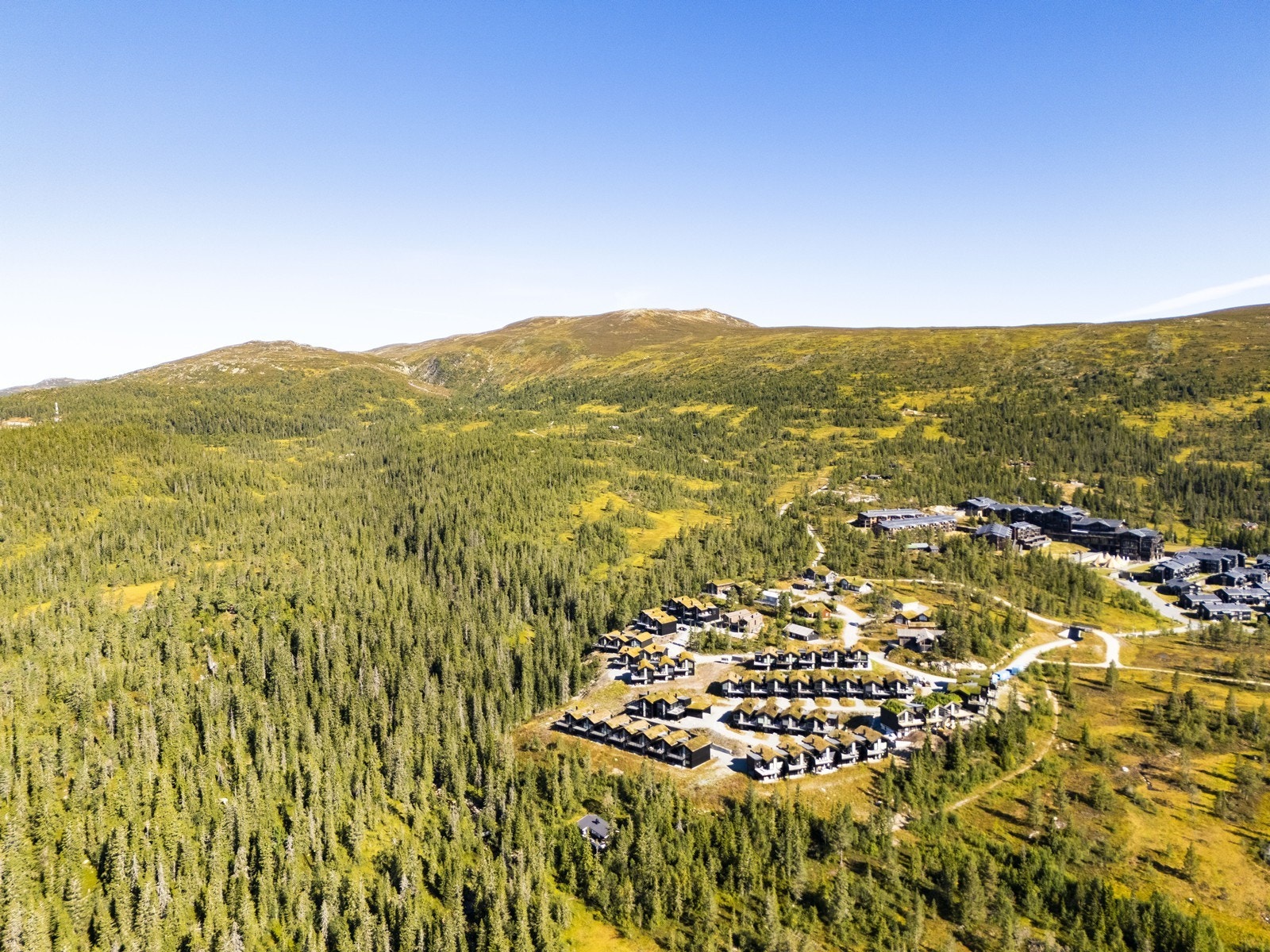 Om sommeren forvandles området til et eldorado for fjellvandring, sykling og fiske i krystallklare fjellvann. Galleribilde