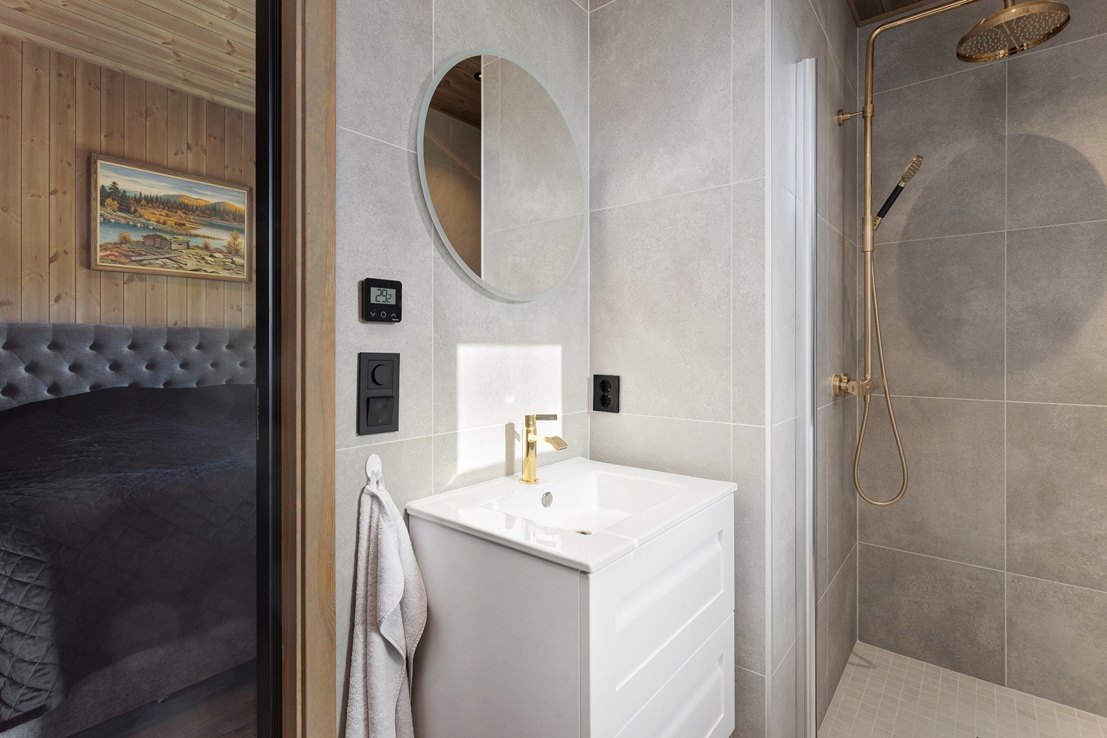 Det er to moderne og delikate bad i boligen, begge med flislagte overflater, lekre fargekombinasjoner og detaljer i gull på armaturene. Galleribilde