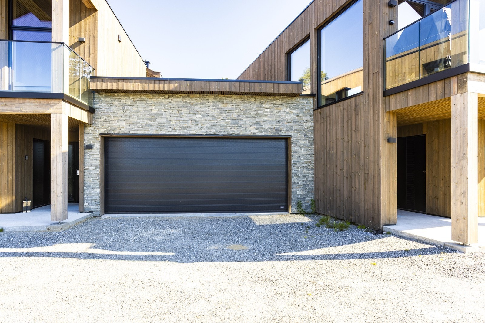 Eiendommen har enkel adkomst via helårsvei, og det medfølger egen parkeringsplass i felles garasje. Galleribilde
