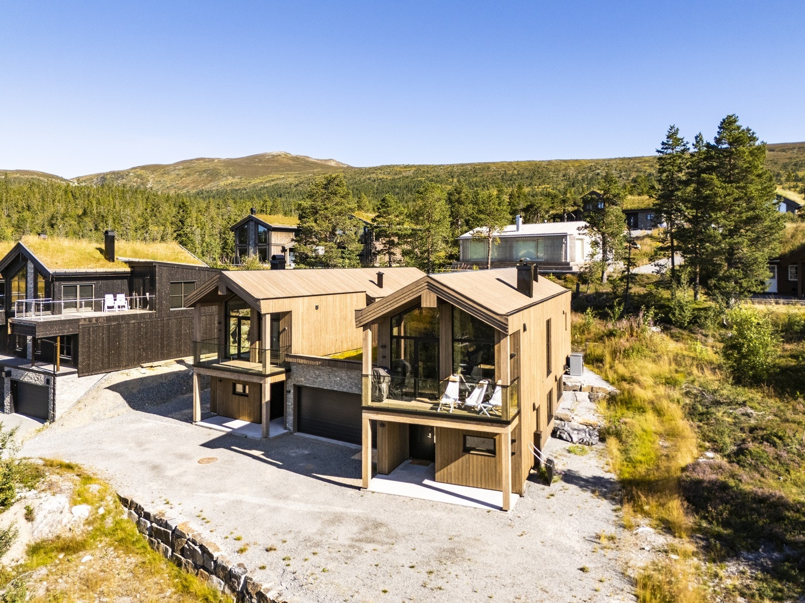 En moderne og gjennomført fritidsbolig fra 2023 med høy standard og smakfullt interiør. Galleribilde