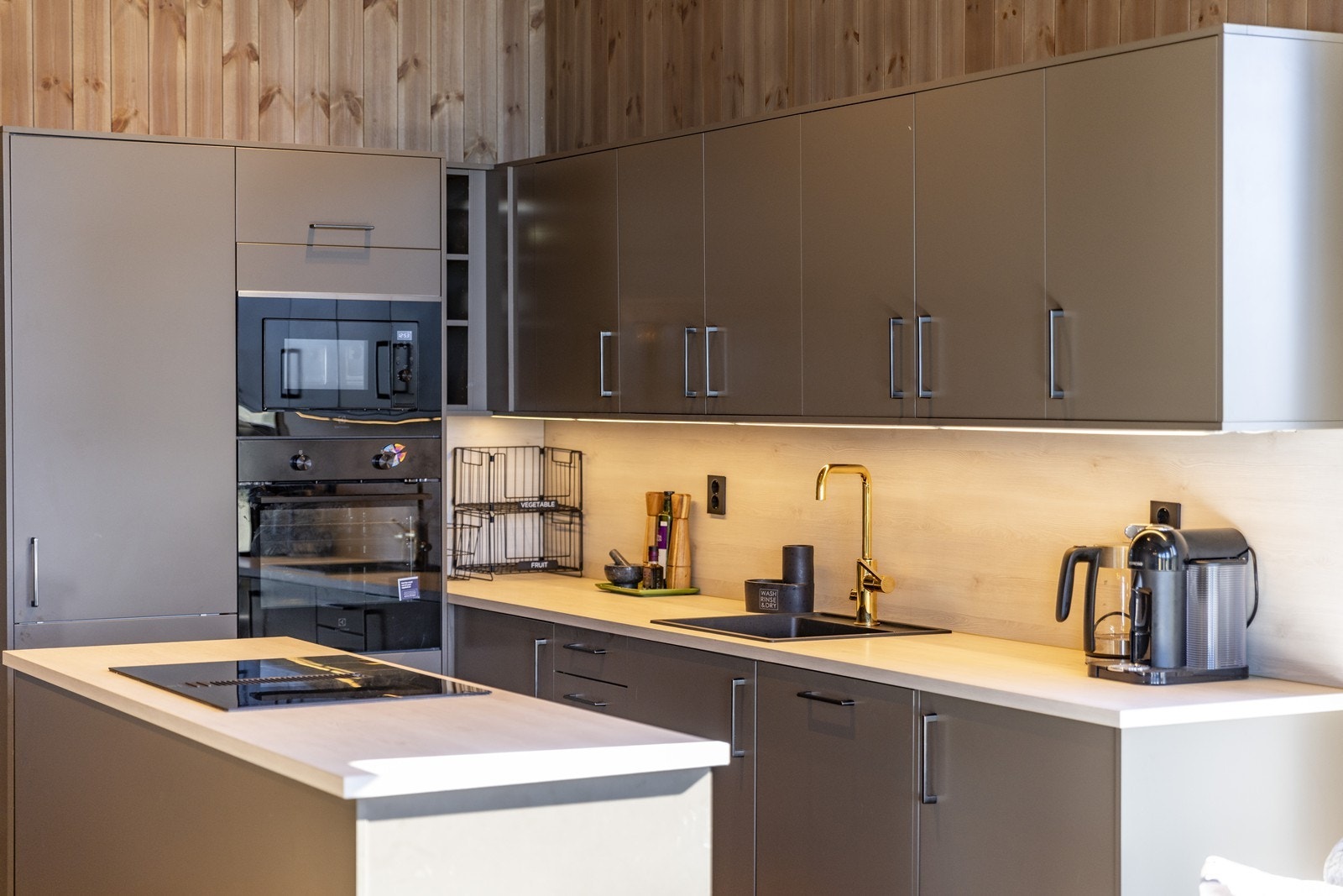Det er integrerte hvitevarer, nedfelt ventilator med kullfilter og lekre detaljer som gir kjøkkenet det lille ekstra. Galleribilde