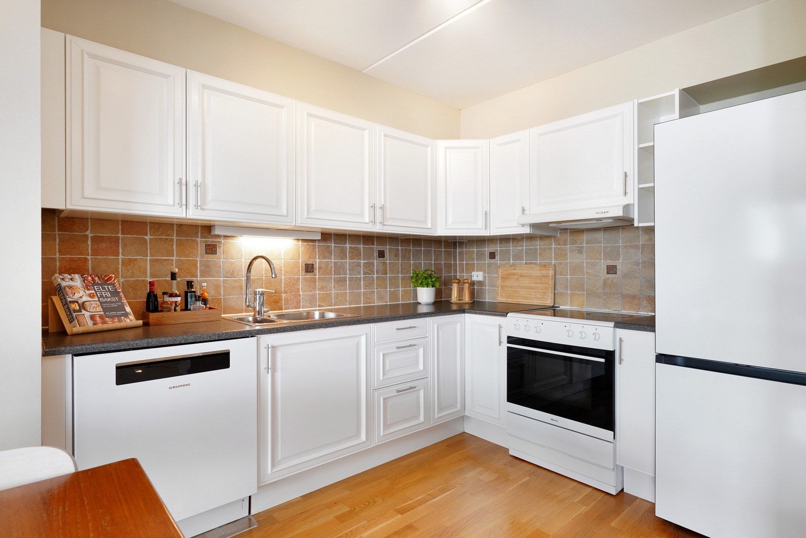 Alle hvitevarer på kjøkkenet medfølger. Oppvaskmaskin og kjøleskap er nye i 2023 Galleribilde