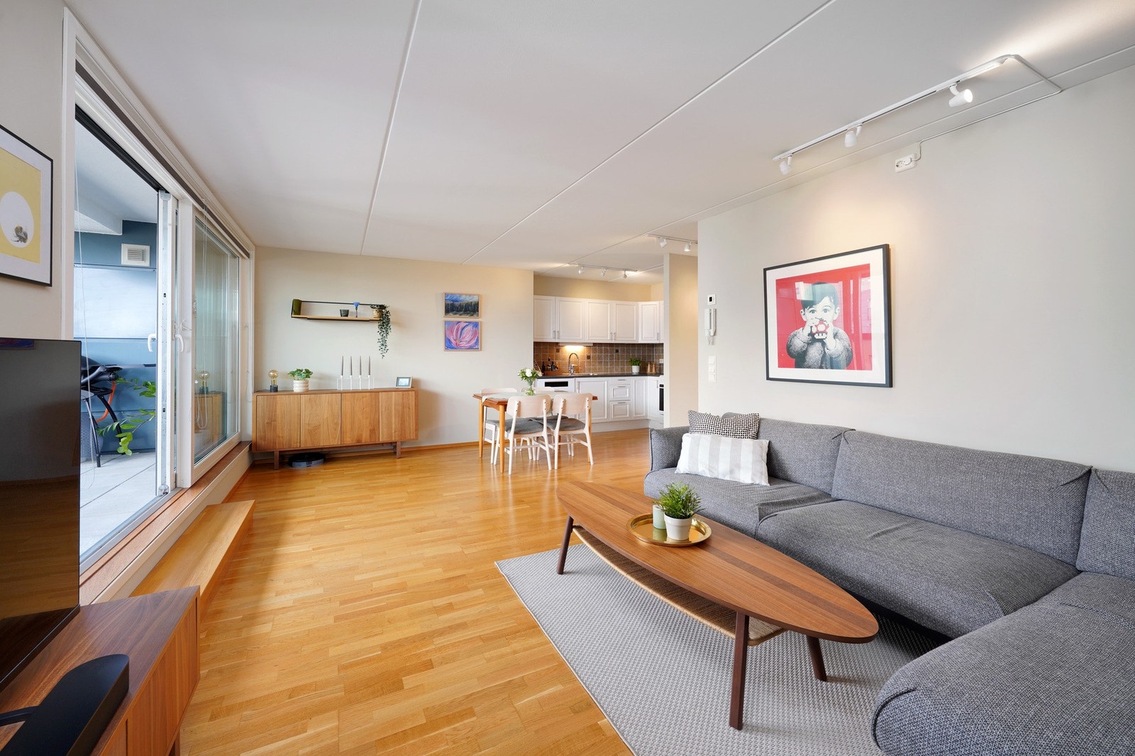 Lys stue med åpen planløsning. Galleribilde