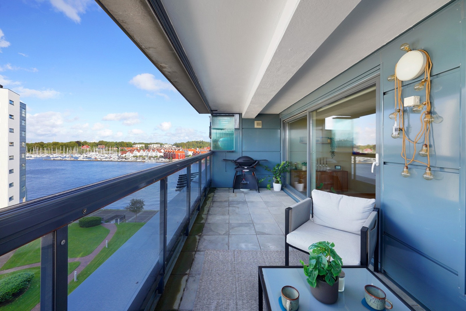 Nydelig innglasset balkong med sjøutsikt. Her er det flotte solnedganger på sommeren. Galleribilde