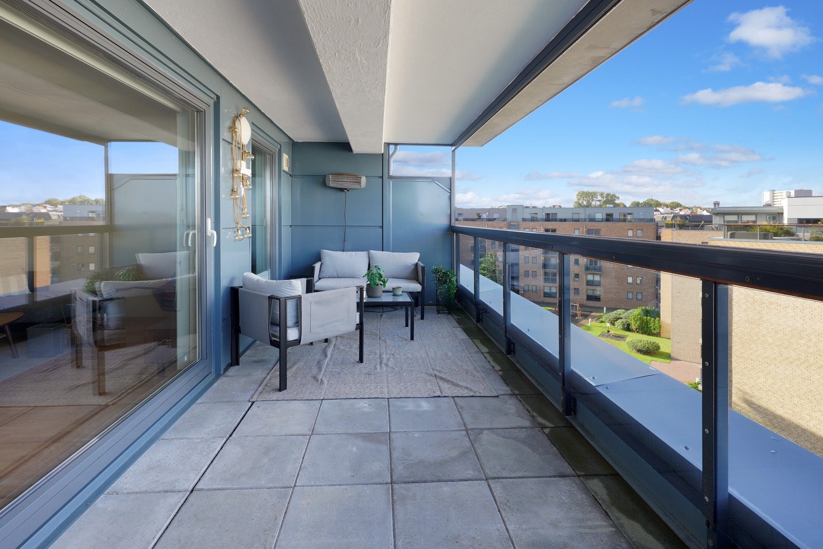 Balkongen er et flott sted å oppholde seg på sommeren - den kan også glasses inn for de kaldere månedene. Galleribilde