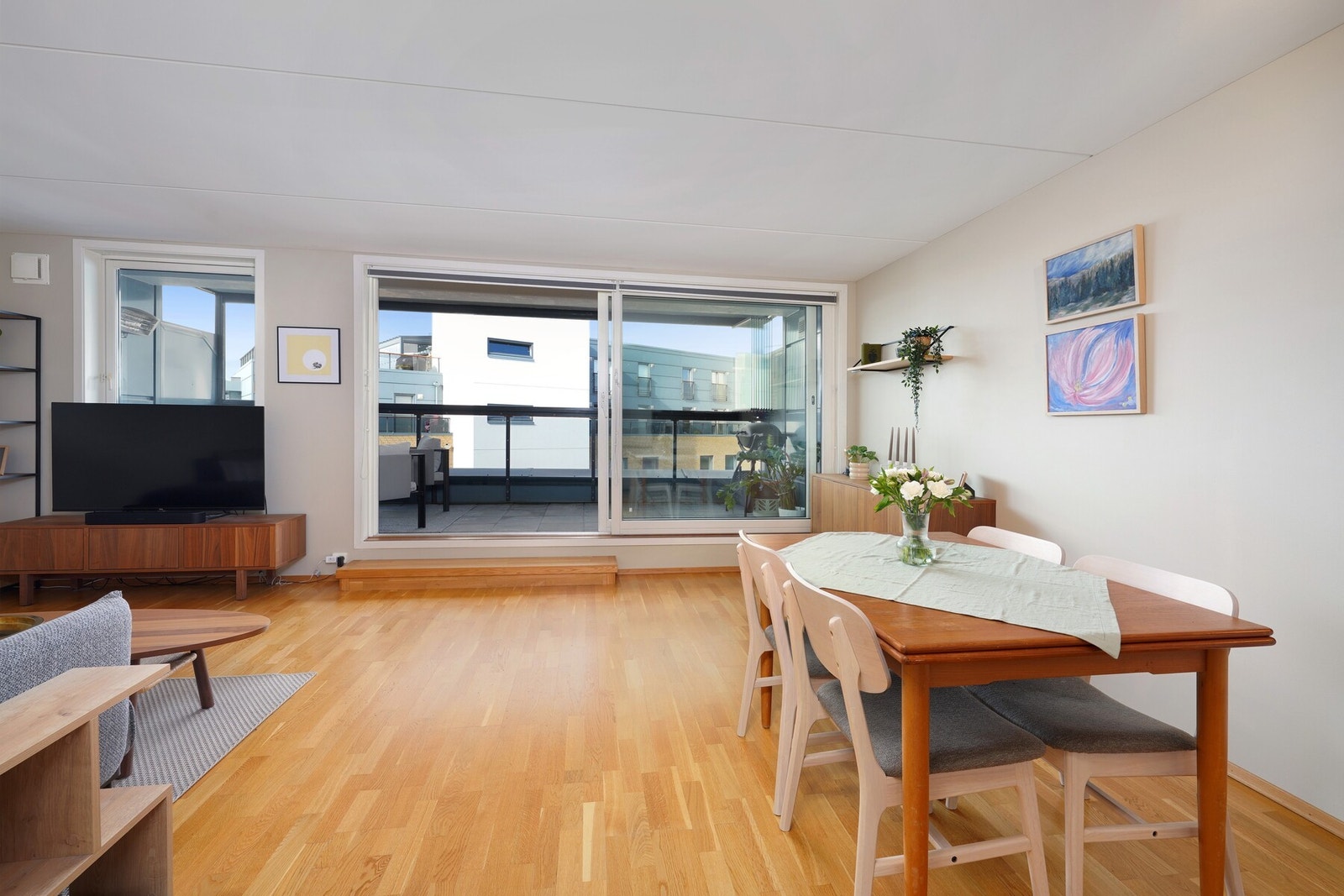 Det er montert solskjerming etter mål i alle vinduer i leiligheten. Galleribilde