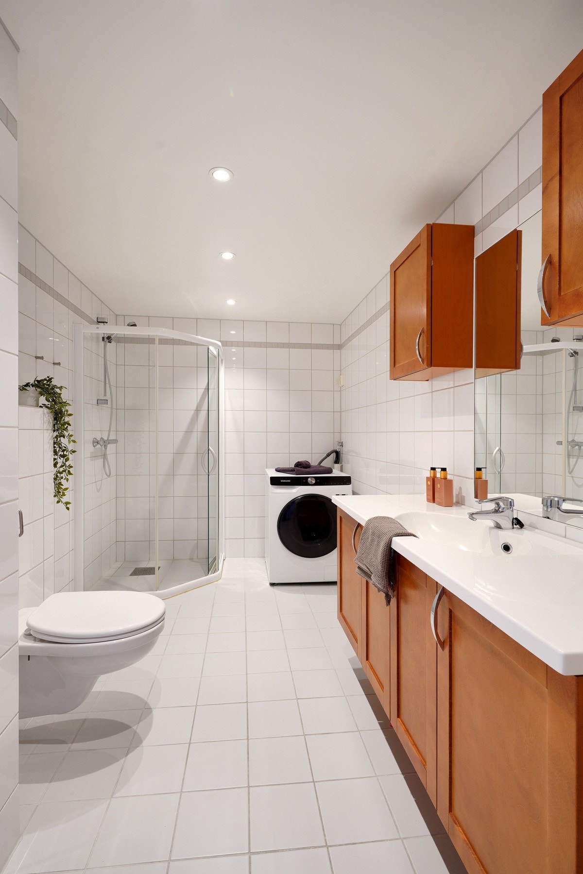 Her er det vannbåren varme i gulv. Vegghengt toalett og downlights i tak. Galleribilde