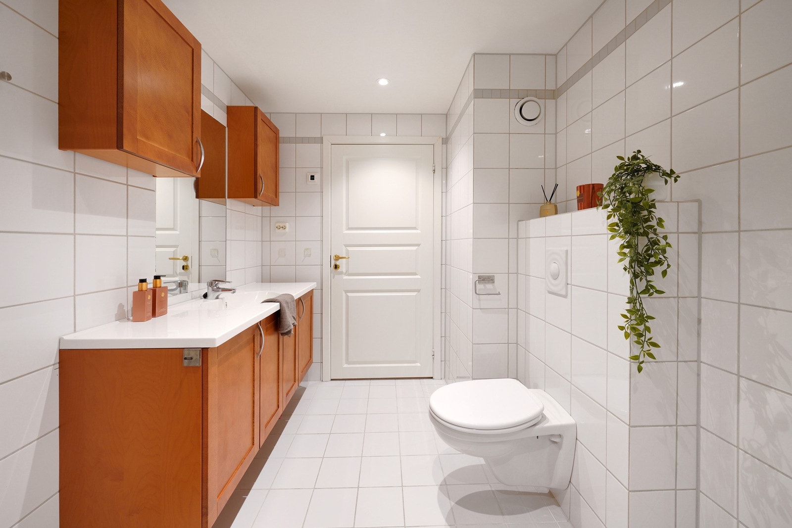 Romslig helfliset bad. Galleribilde