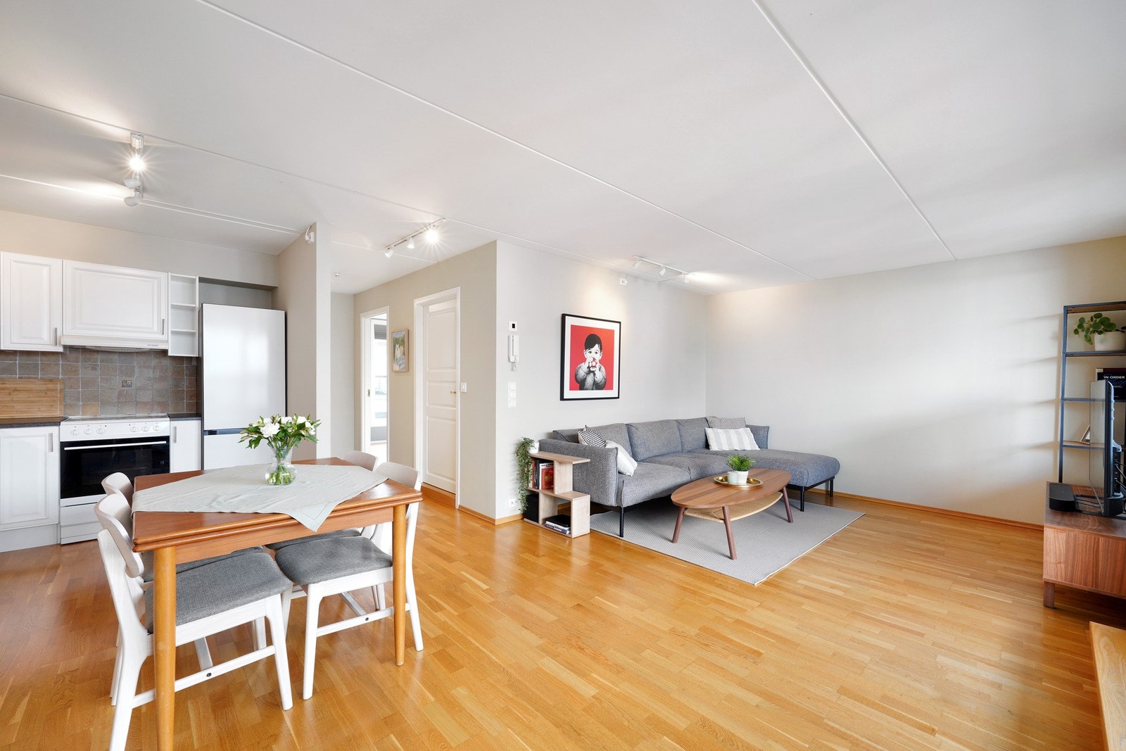 God plass til spisebord og sittegruppe. Galleribilde