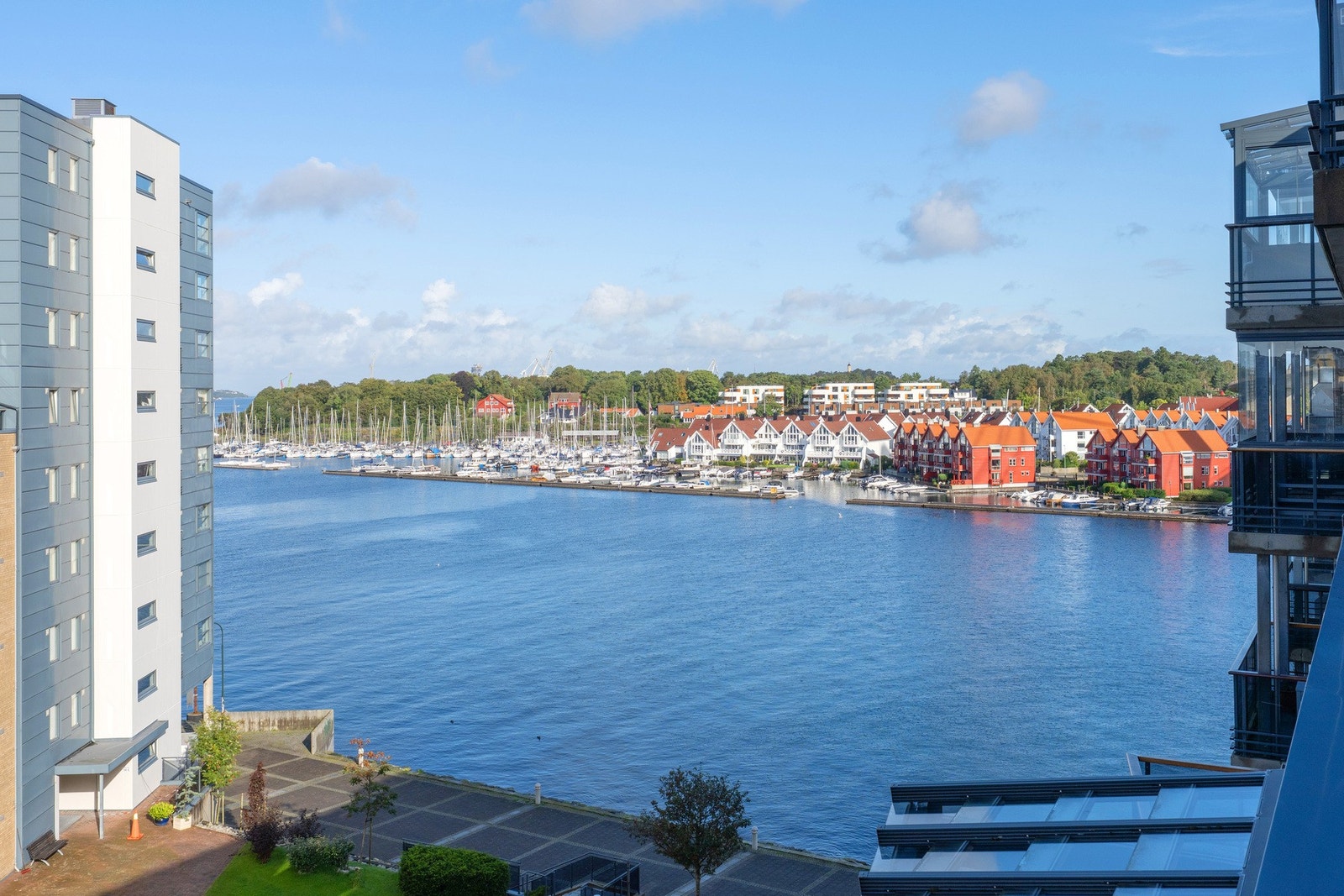 Nydelig sjøutsikt fra balkongen. Solnedgangene her er meget flotte på sommeren. Galleribilde