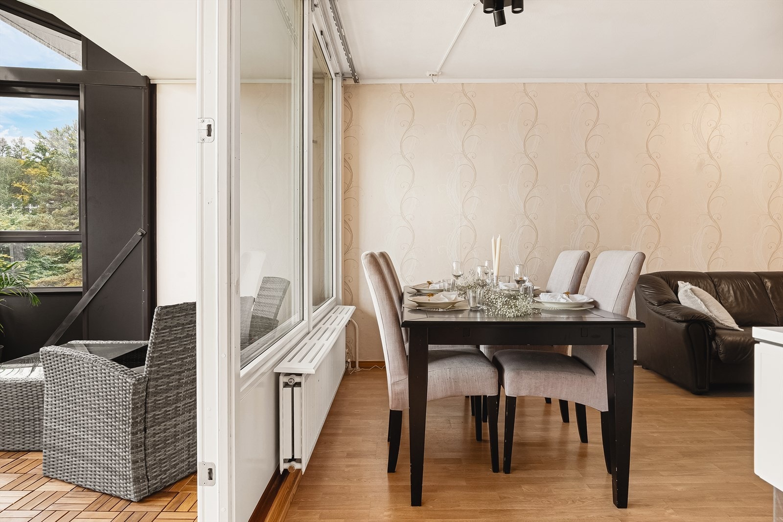 Fra stuen har du utgang til den innglassede balkongen. Galleribilde