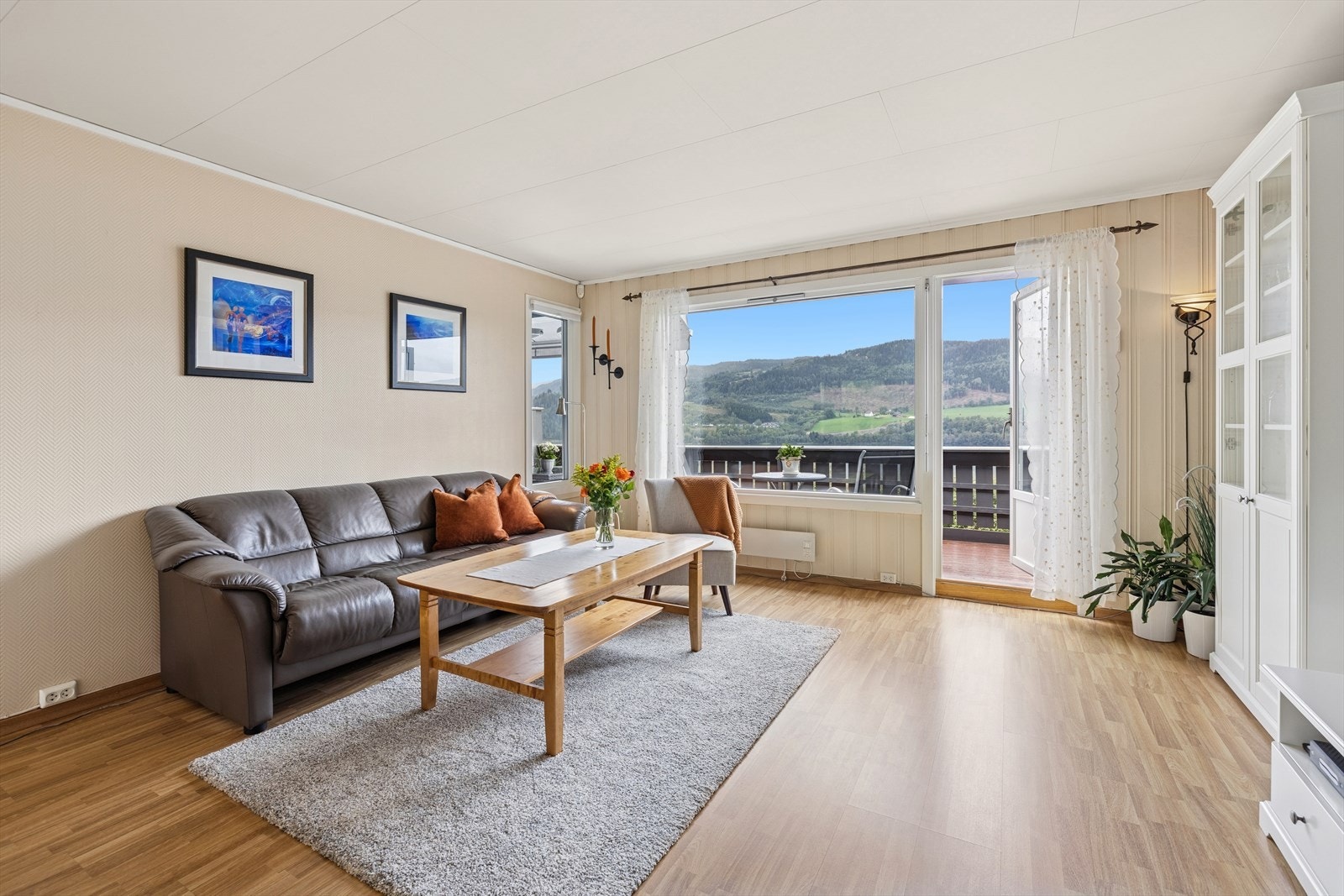 Stuen er lys og luftig med utgang til en flott veranda med flott utsikt ut over vannet. Galleribilde