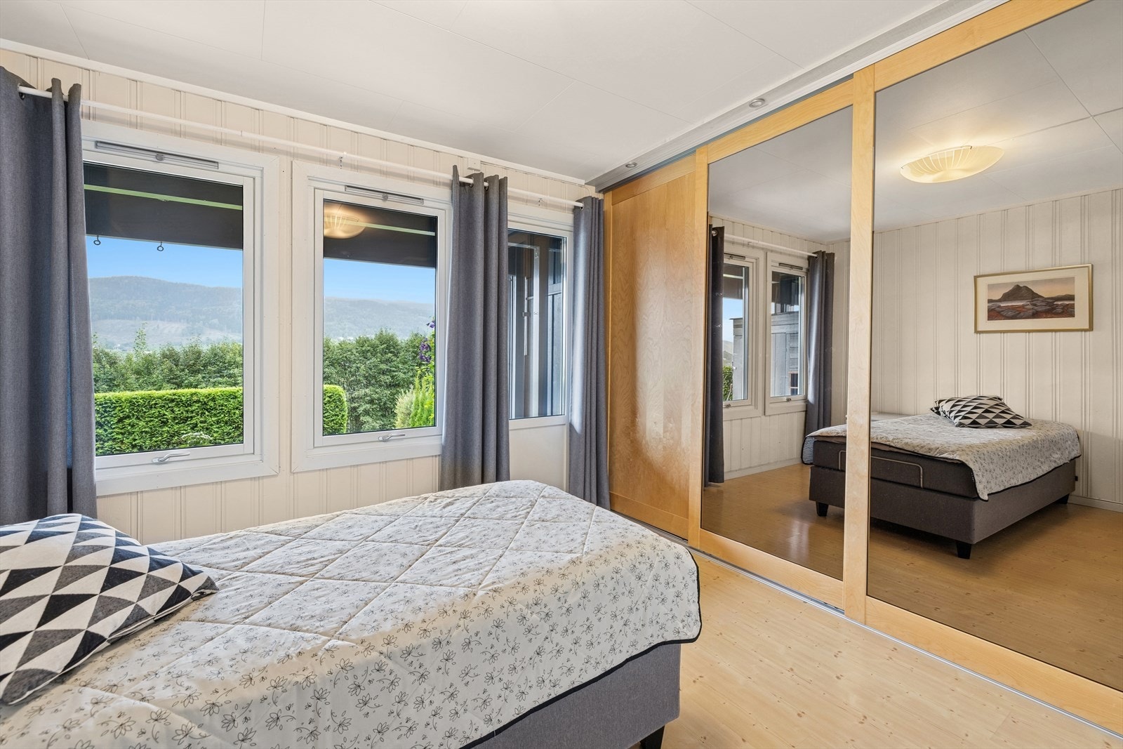 Soverom med gode oppbevaringsmuligheter i skyvedørsgarderobe. Galleribilde