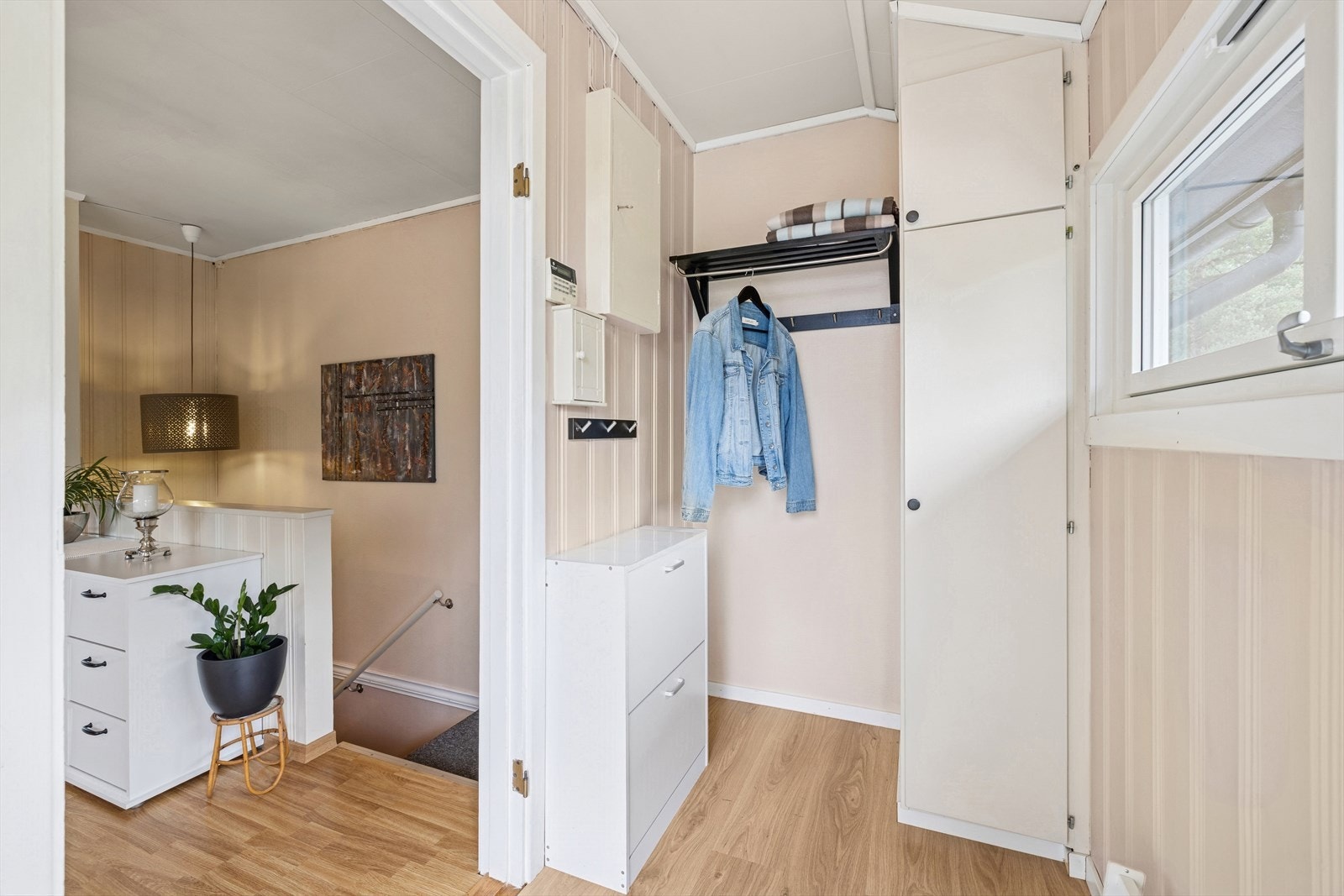 Velkommen inn - lys entré med gode muligheter for oppheng av yttertøy. Galleribilde