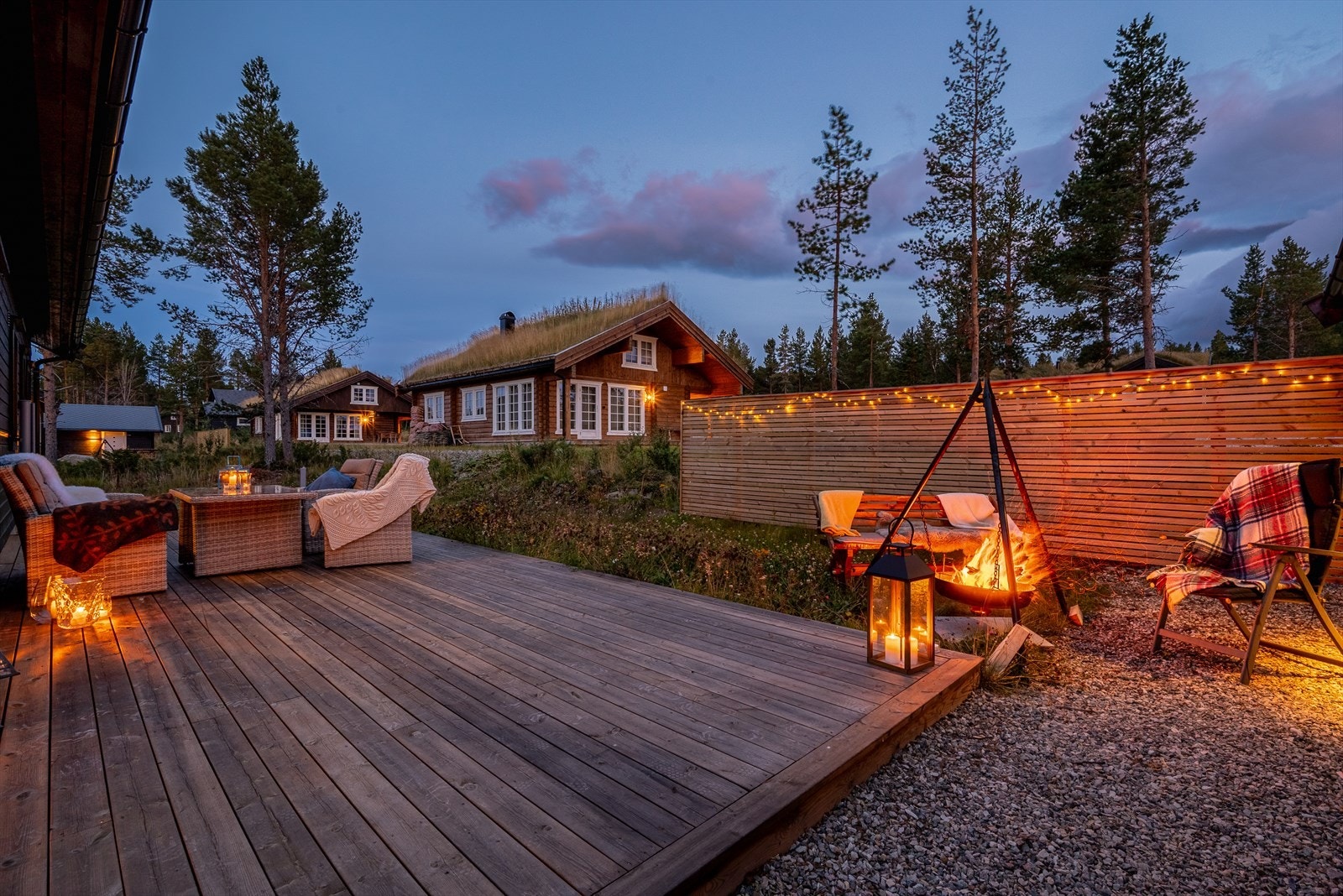 Plattingen utenfor hytta er ca 50 kvm. Galleribilde