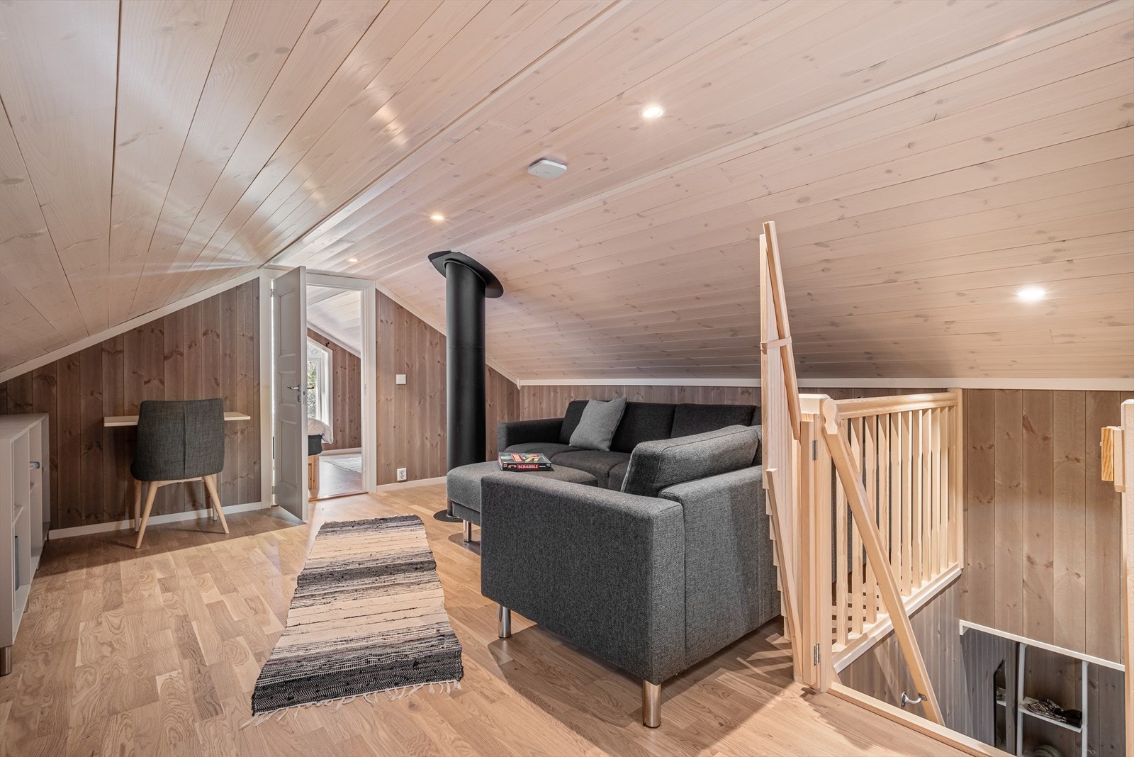 Hemsen er innredet med loftstue og to rom brukt som soverom. Galleribilde