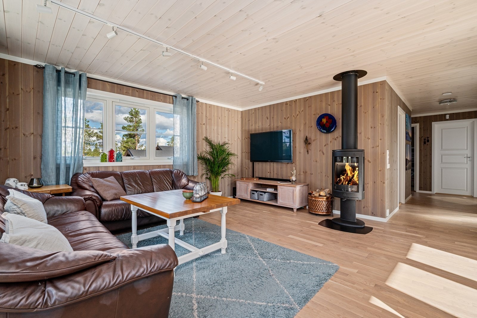 På stue/kjøkken er det varme i gulv. (Det er varme i alle gulv i 1. etg. unntatt soverommene, badstu og bodene). Galleribilde