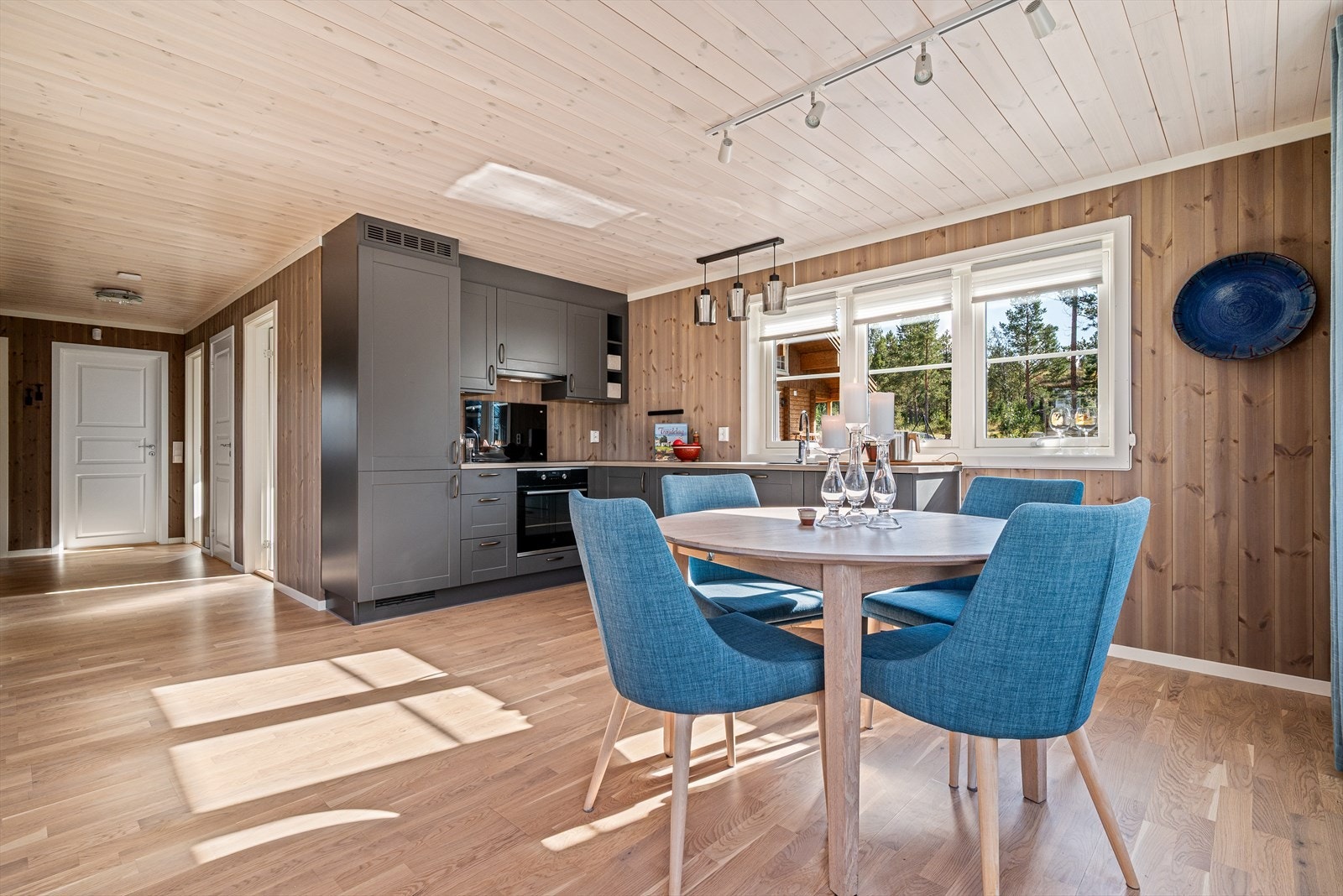 Kjøkken med spisestue. Galleribilde